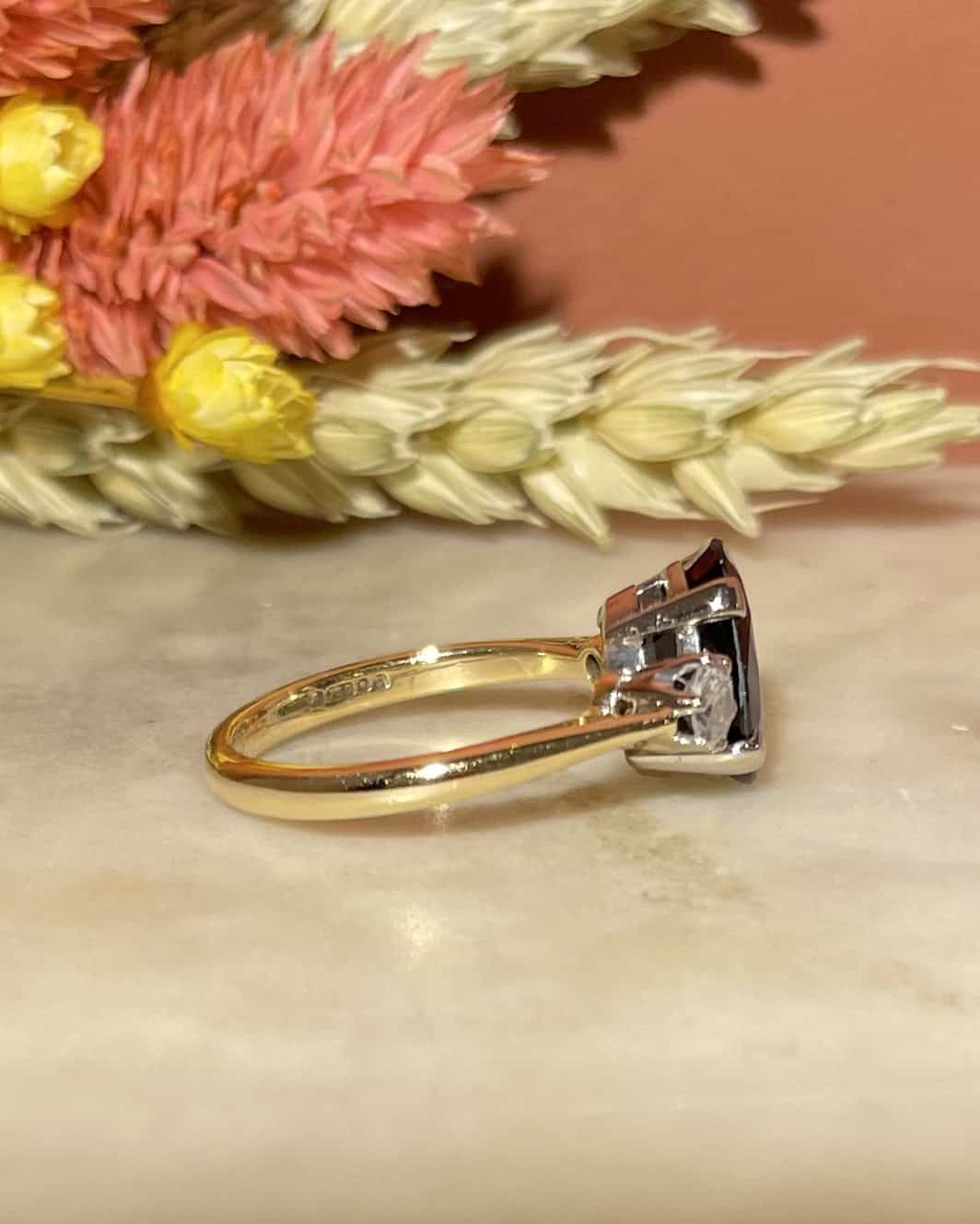 Bague Trilogie Saphir 2.80 carats & Diamants "Lindsay" - Elliade Paris
