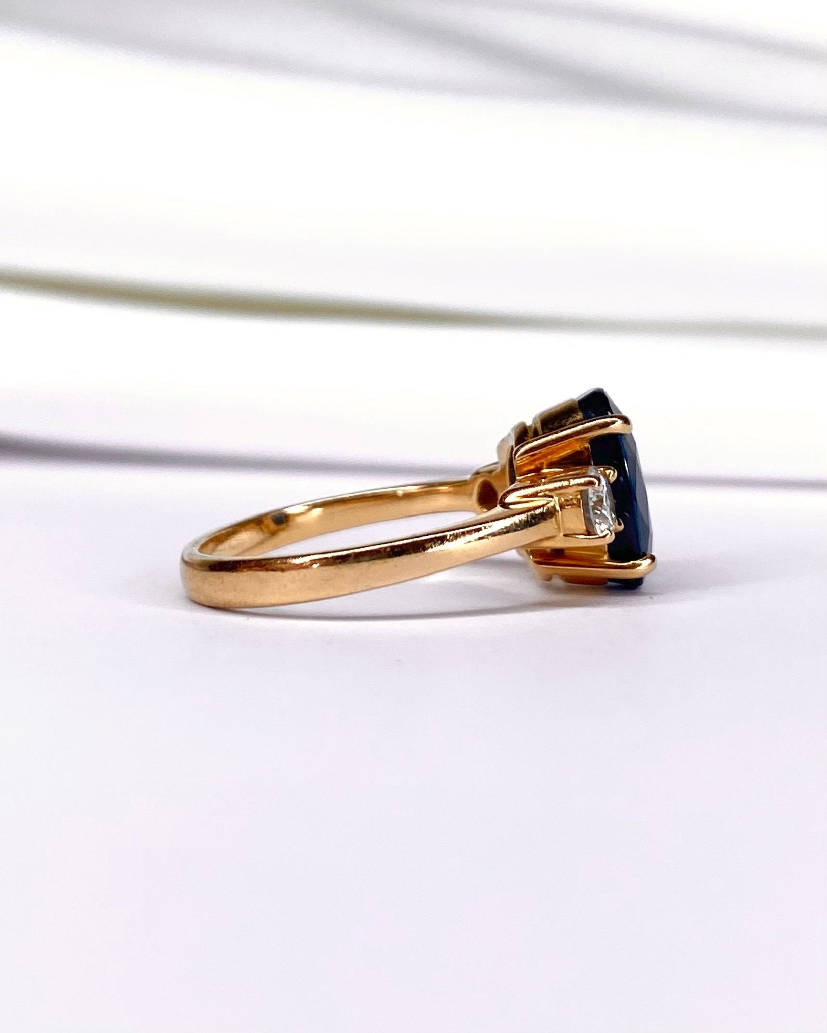 Bague Trilogie Saphir 3.80 carats & Diamants 0.44 carat "Faustine" - Elliade Paris