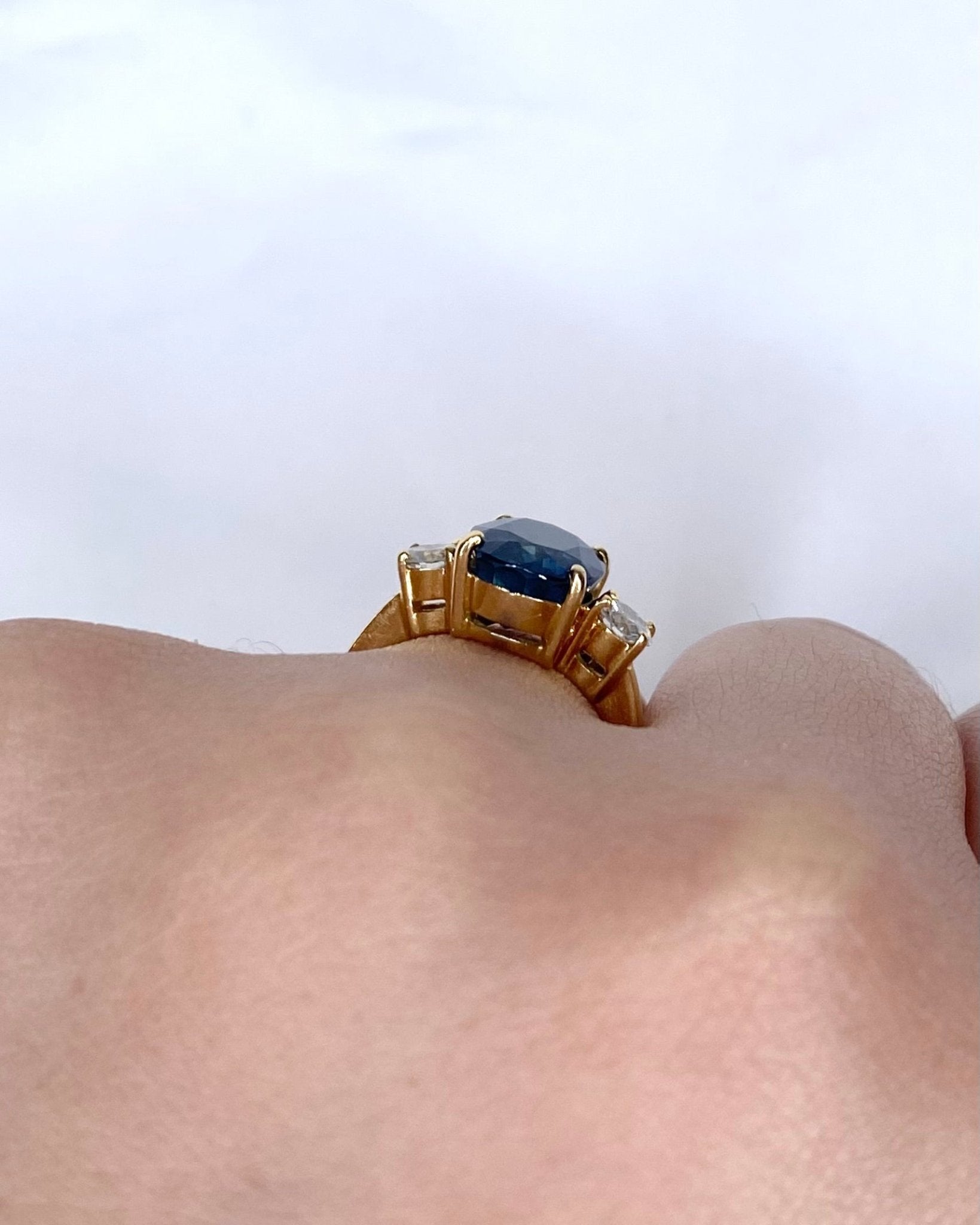 Bague Trilogie Saphir 3.80 carats & Diamants 0.44 carat "Faustine" - Elliade Paris