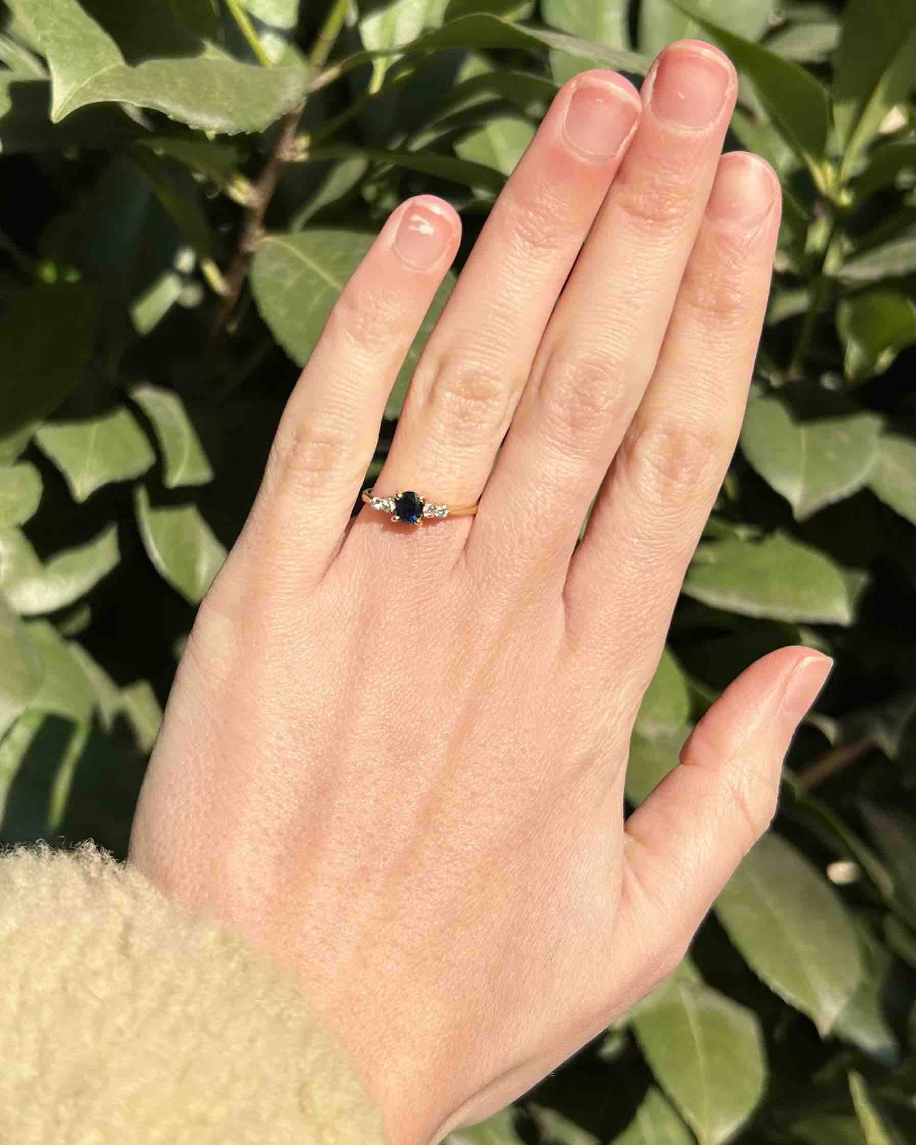 Anillo de trilogía de zafiros y diamantes "Thaïs"