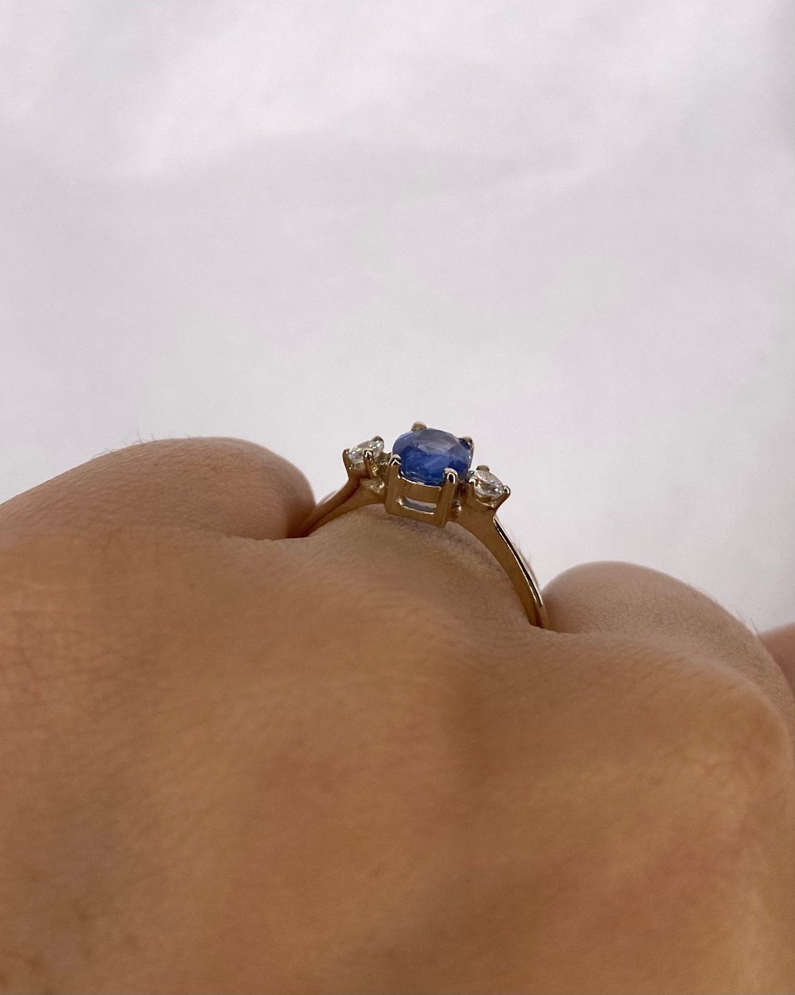 Bague Trilogie Saphir Bleu Ciel 0.82 carat & Diamants "Adeline" - Elliade Paris