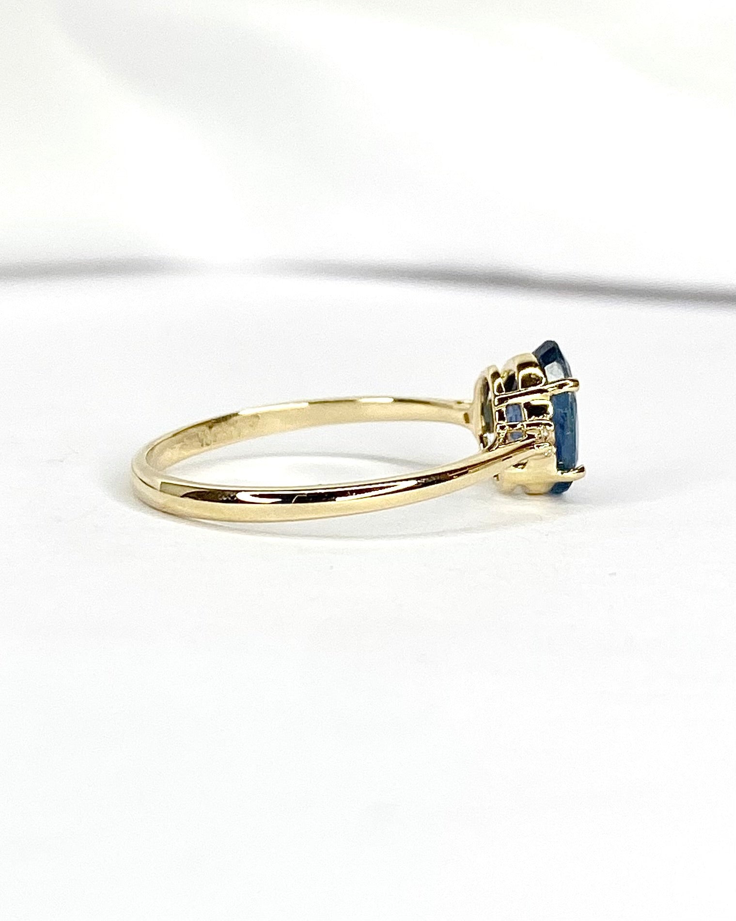 Bague Trilogie Saphir bleu lagon 1.25 carat & Diamants "Anna" - Elliade Paris