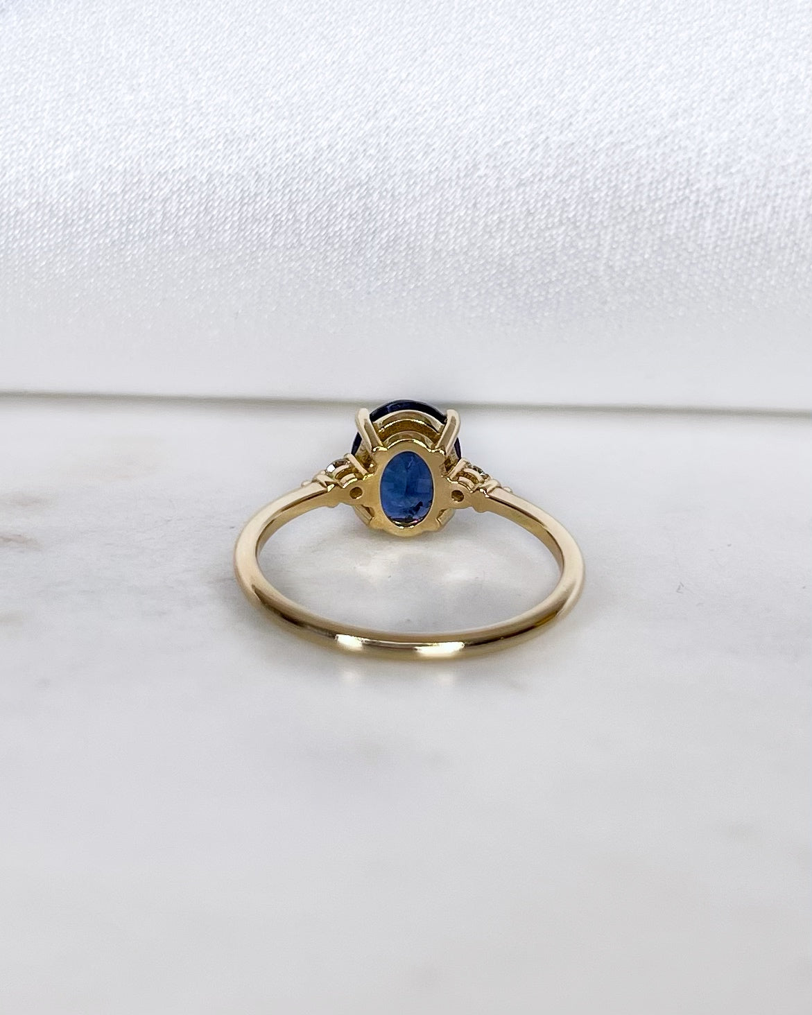 Bague Trilogie Saphir bleu royal 2 carats & Diamants "Callie" - Elliade Paris