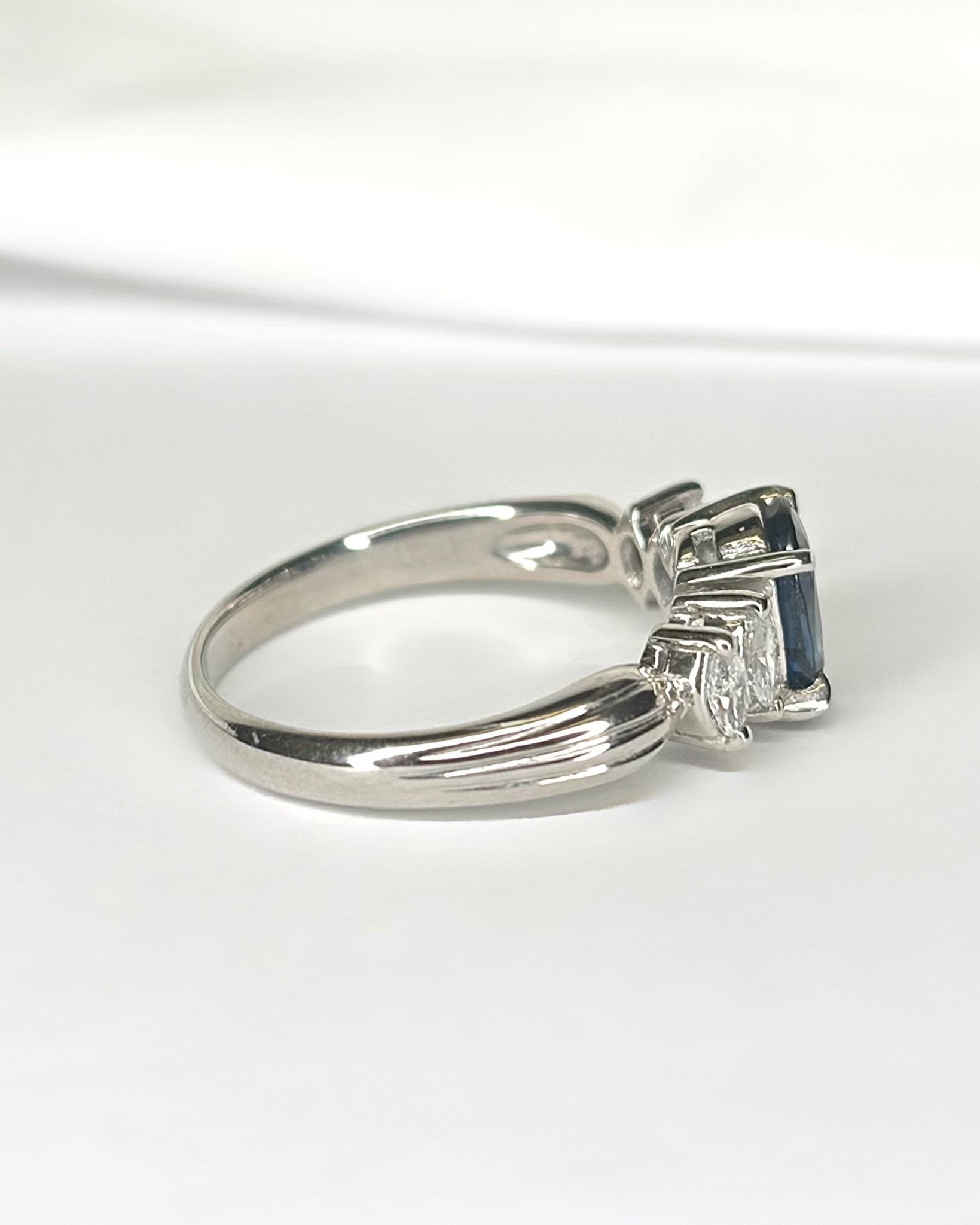 Bague Trilogie Saphir Ceylan 1.05 carat & Diamants Marquises 0.33 carat "Salomé" - Elliade Paris