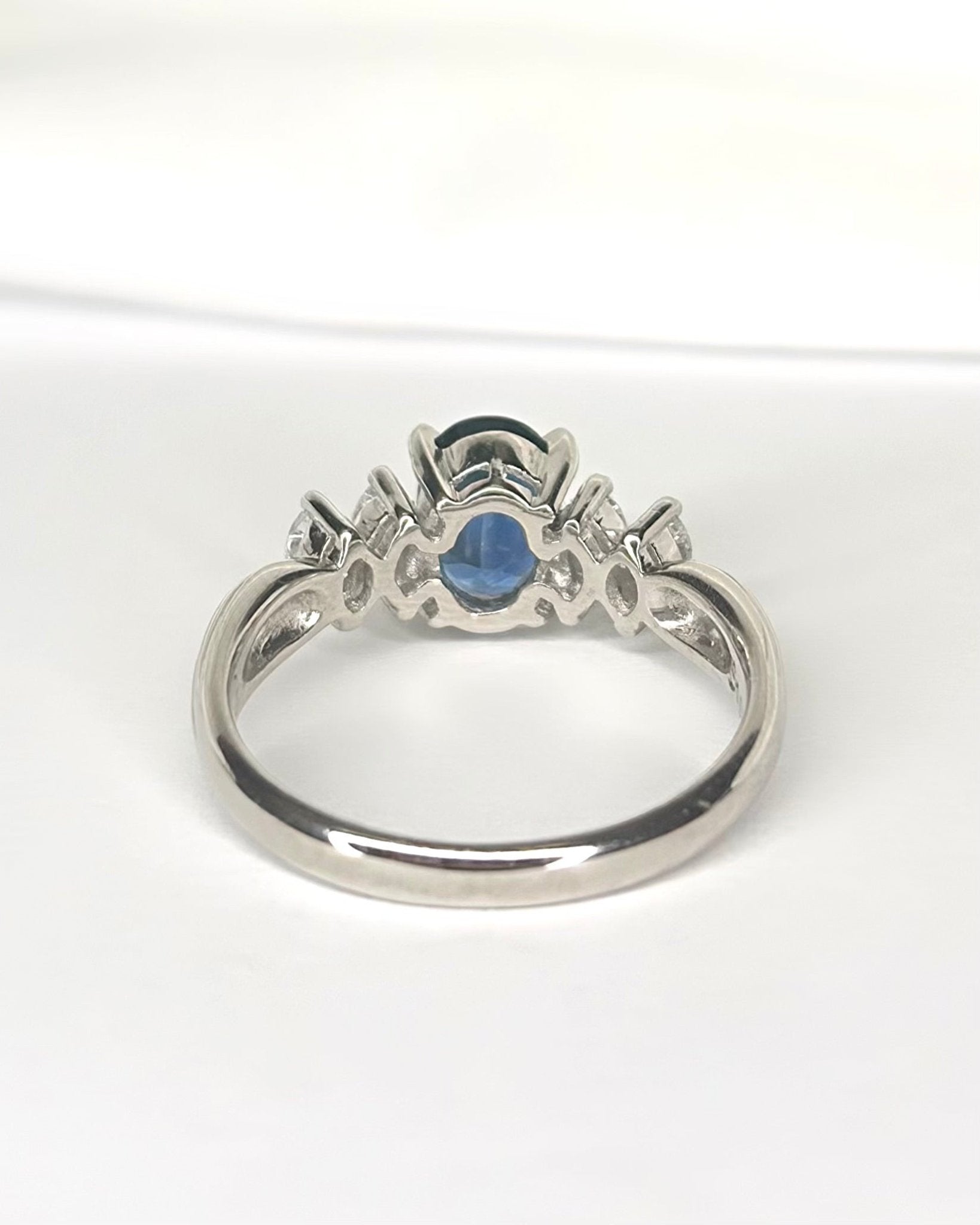 Bague Trilogie Saphir Ceylan 1.05 carat & Diamants Marquises 0.33 carat "Salomé" - Elliade Paris