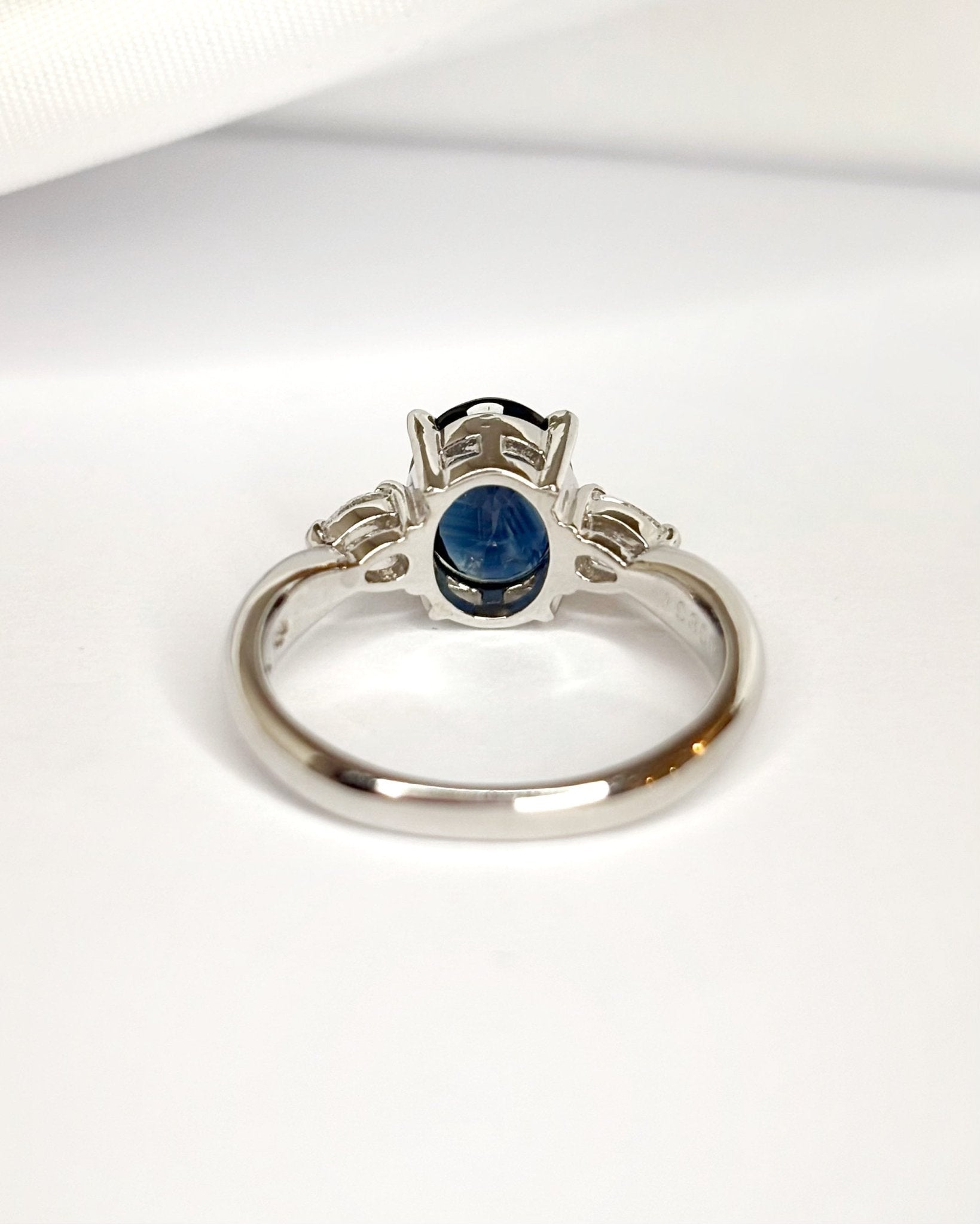 Bague Trilogie Saphir Ceylan 1.93 carat & Diamants 0.24 carat "Finelle" - Elliade Paris