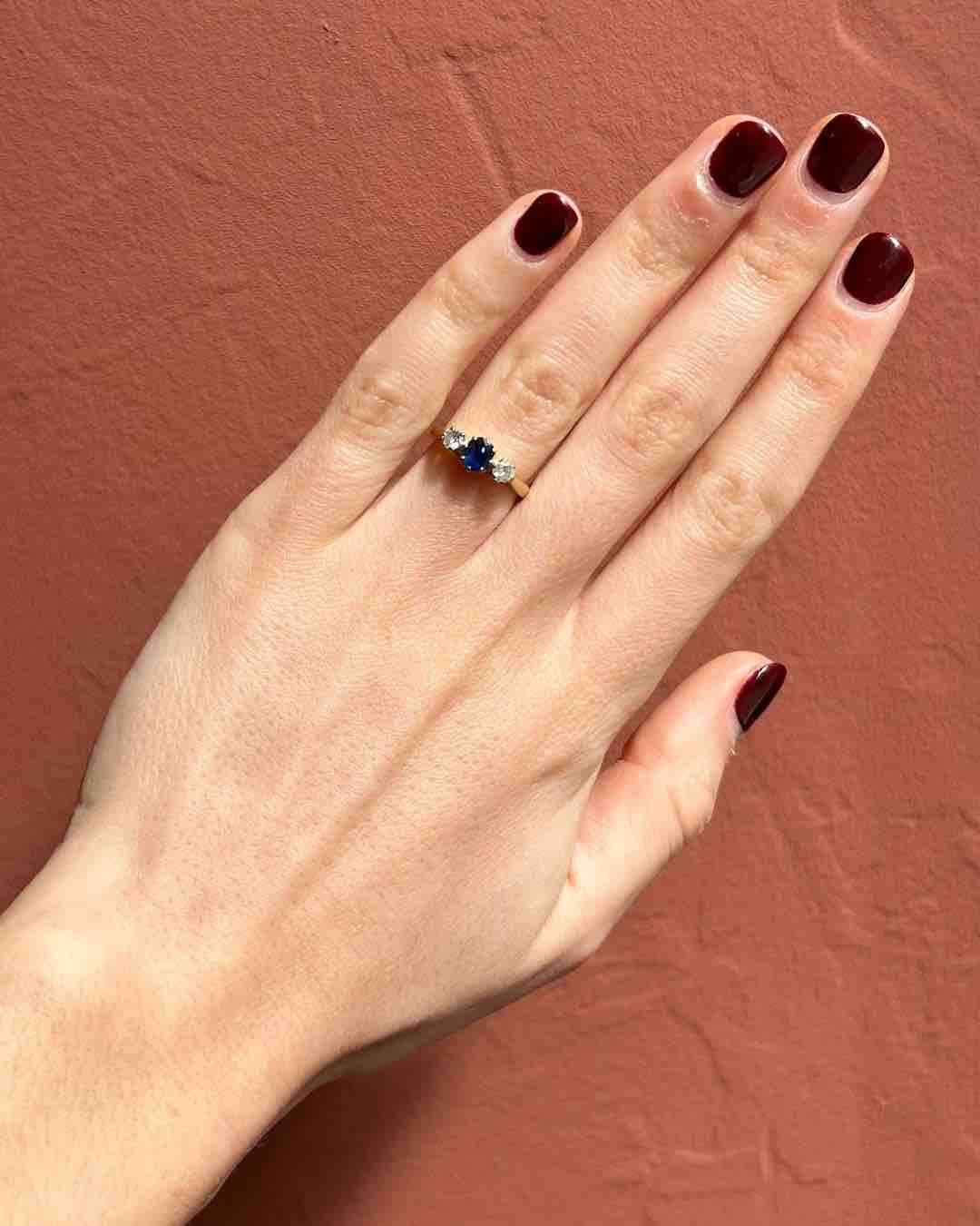 Anillo trilogía de zafiros y diamantes "Perrine"