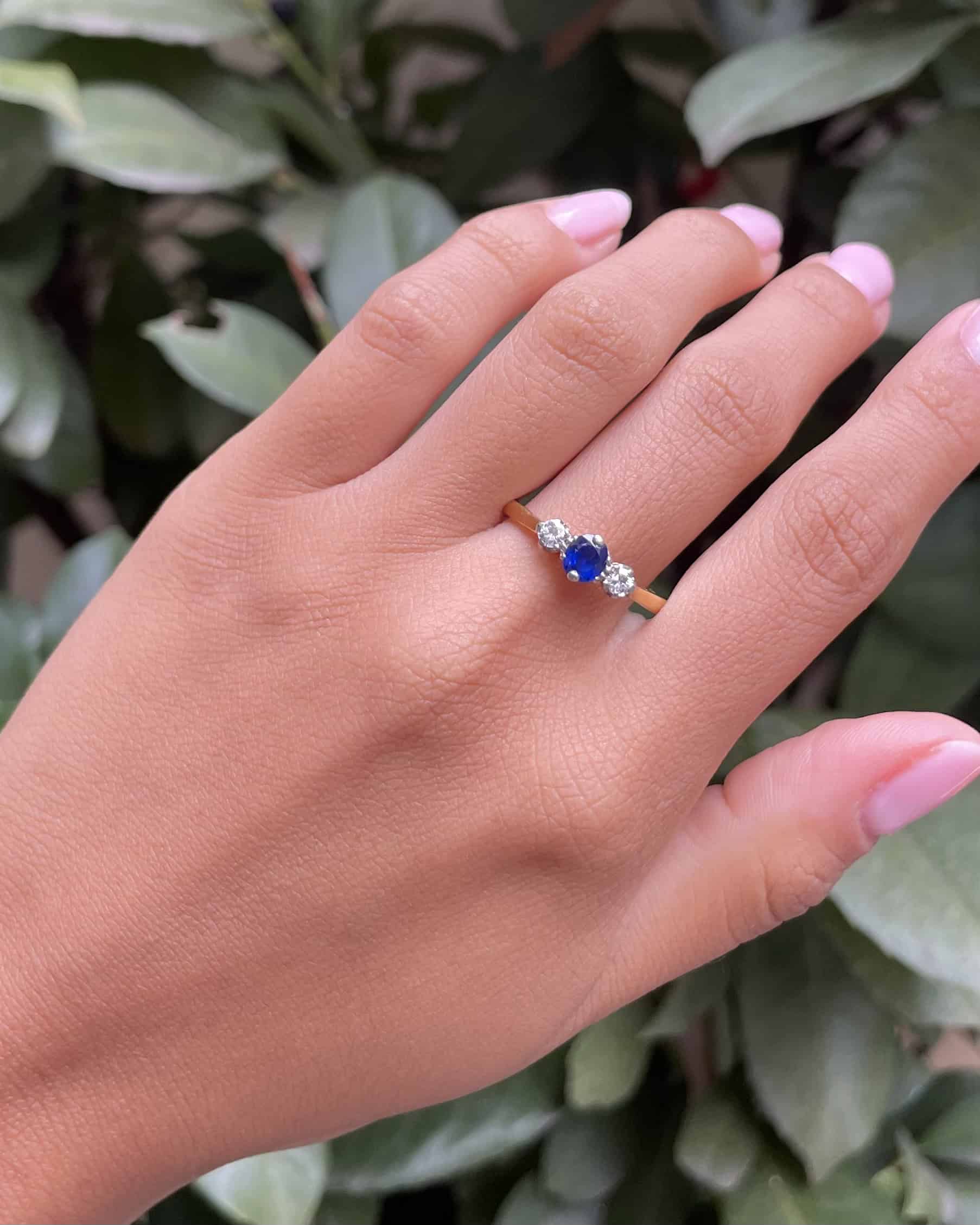 Bague Trilogie Saphir 0.55 carat & Diamants "Viviane"