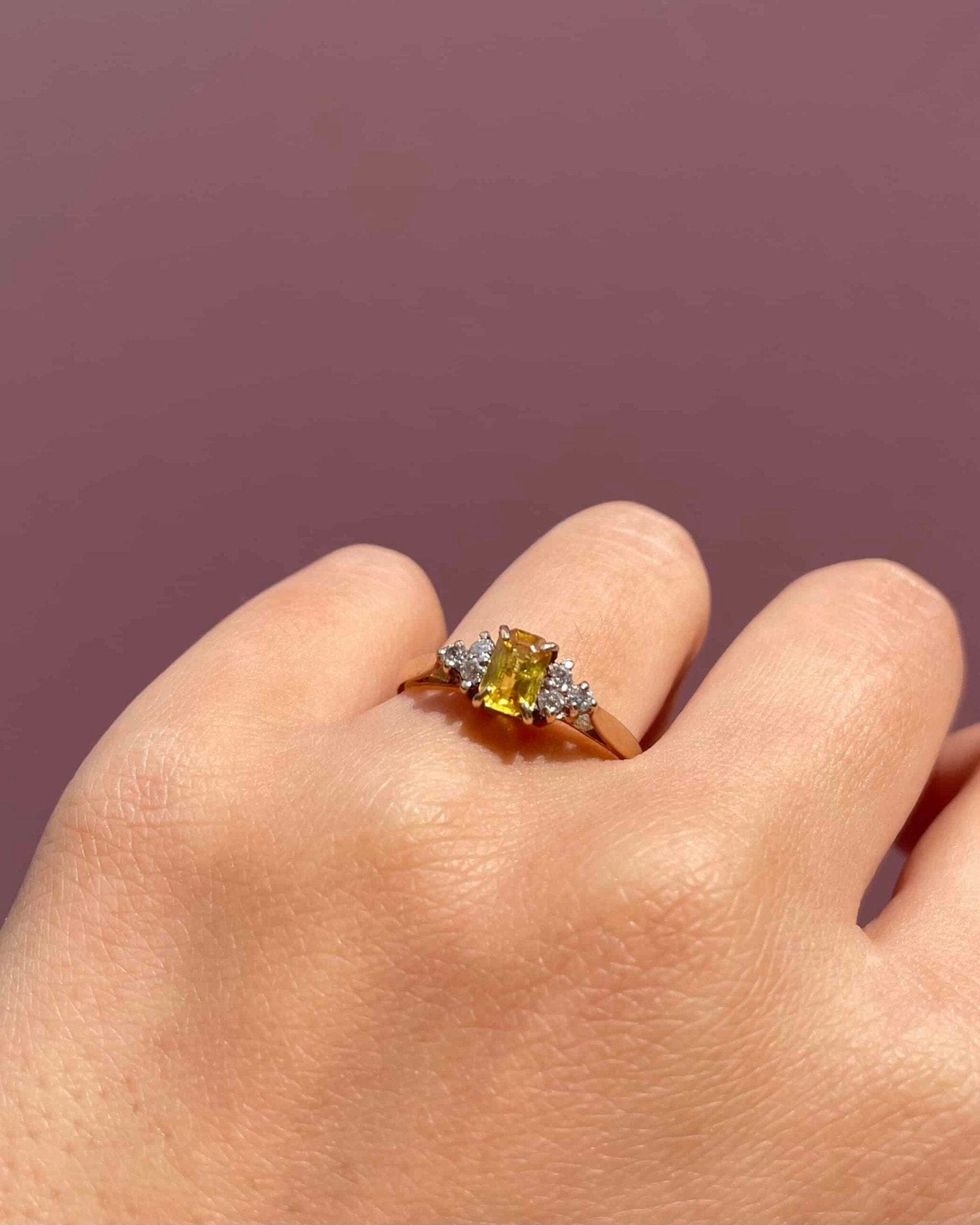 Bague Trilogie Saphir Jaune 0.70 carat & Diamants "Nathalie" - Elliade Paris