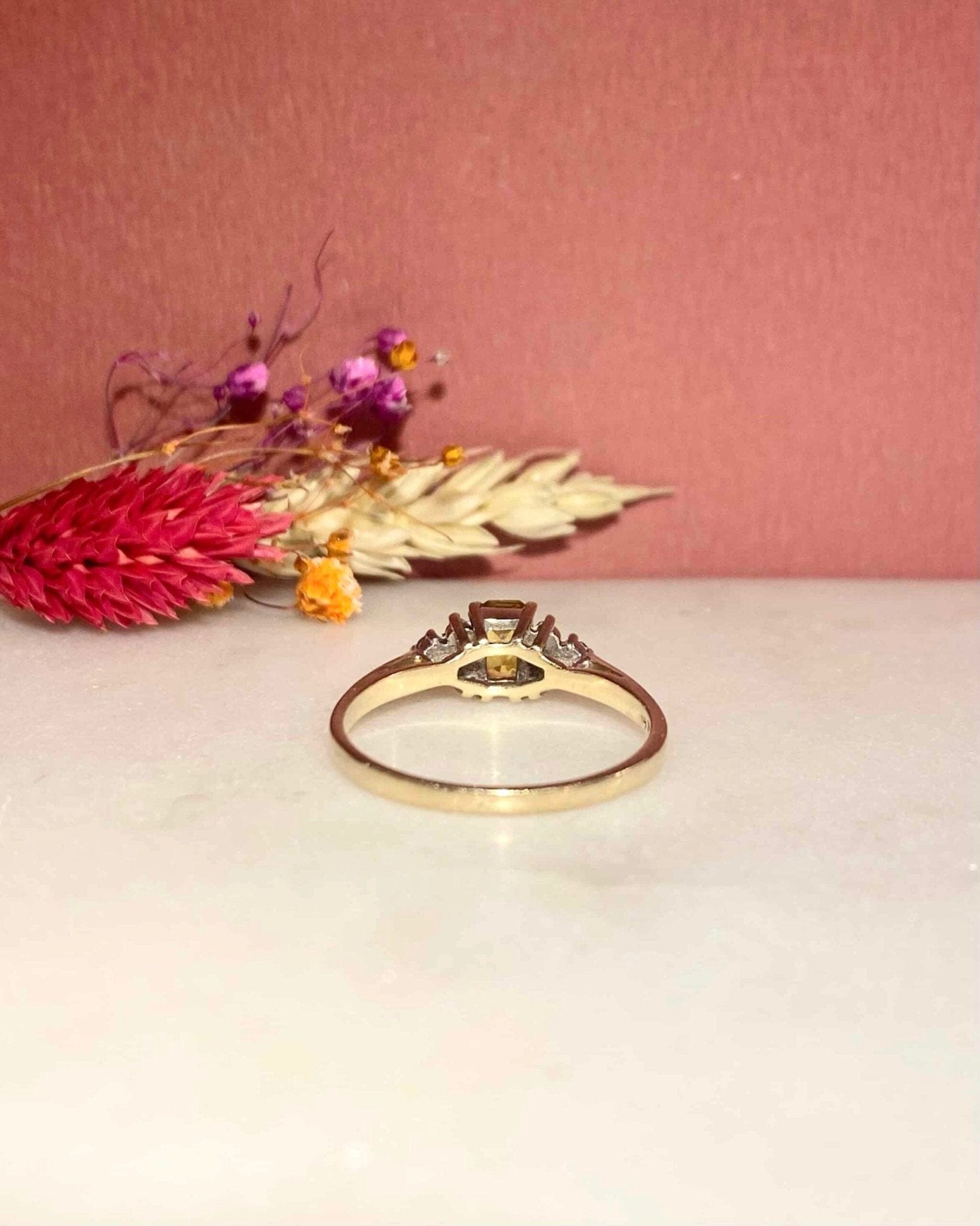 Bague Trilogie Saphir Jaune 0.70 carat & Diamants "Nathalie" - Elliade Paris