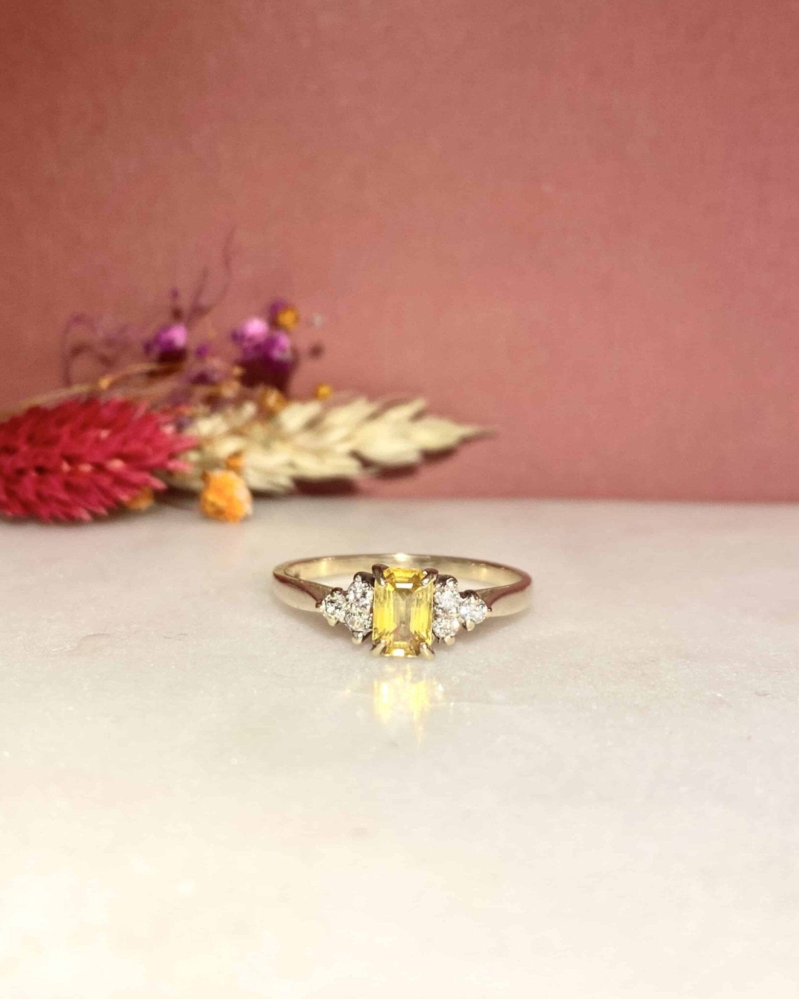 Bague Trilogie Saphir Jaune 0.70 carat & Diamants "Nathalie" - Elliade Paris