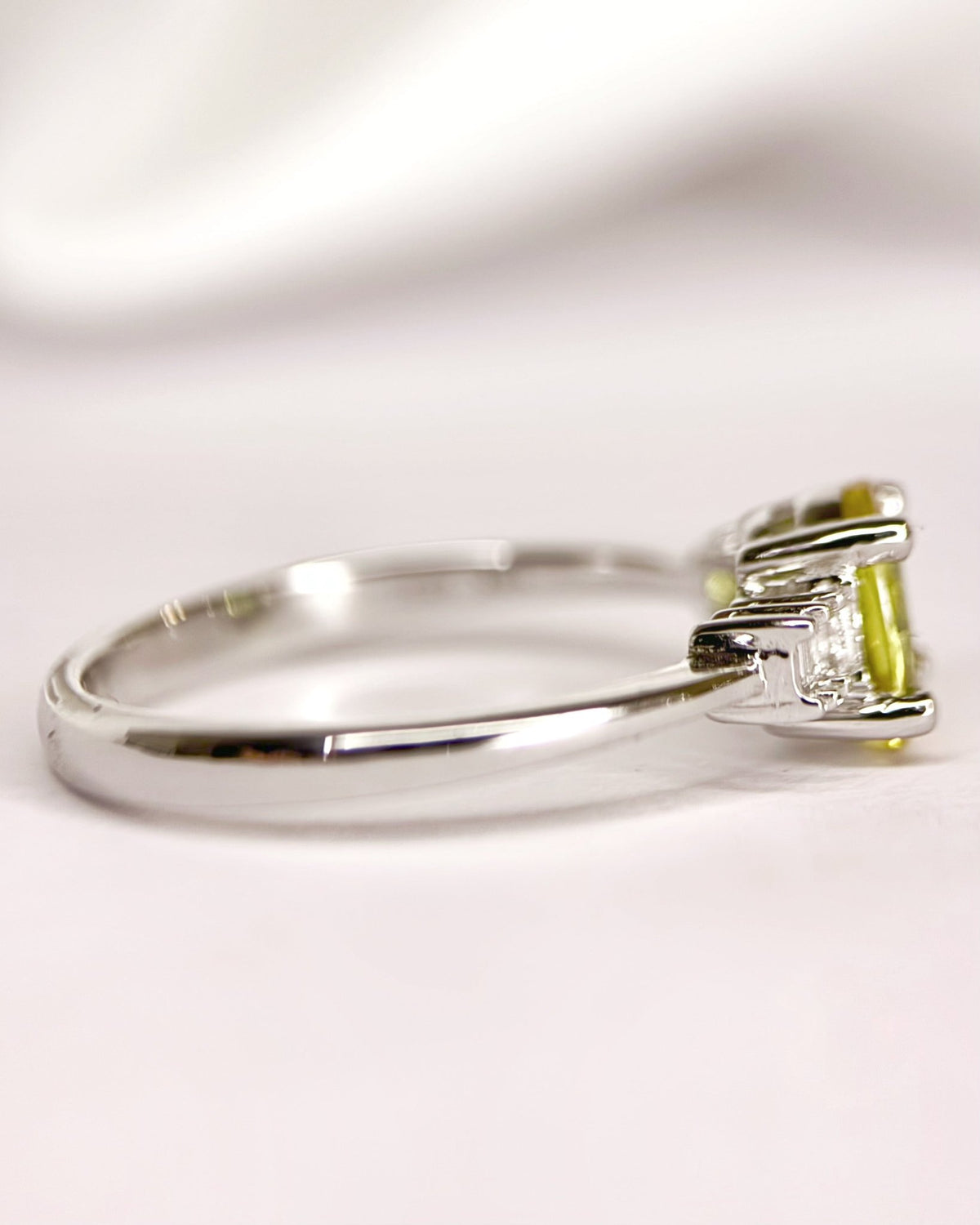 Bague Trilogie Saphir Jaune 0.83 carat & Diamants "Helene" - Elliade Paris