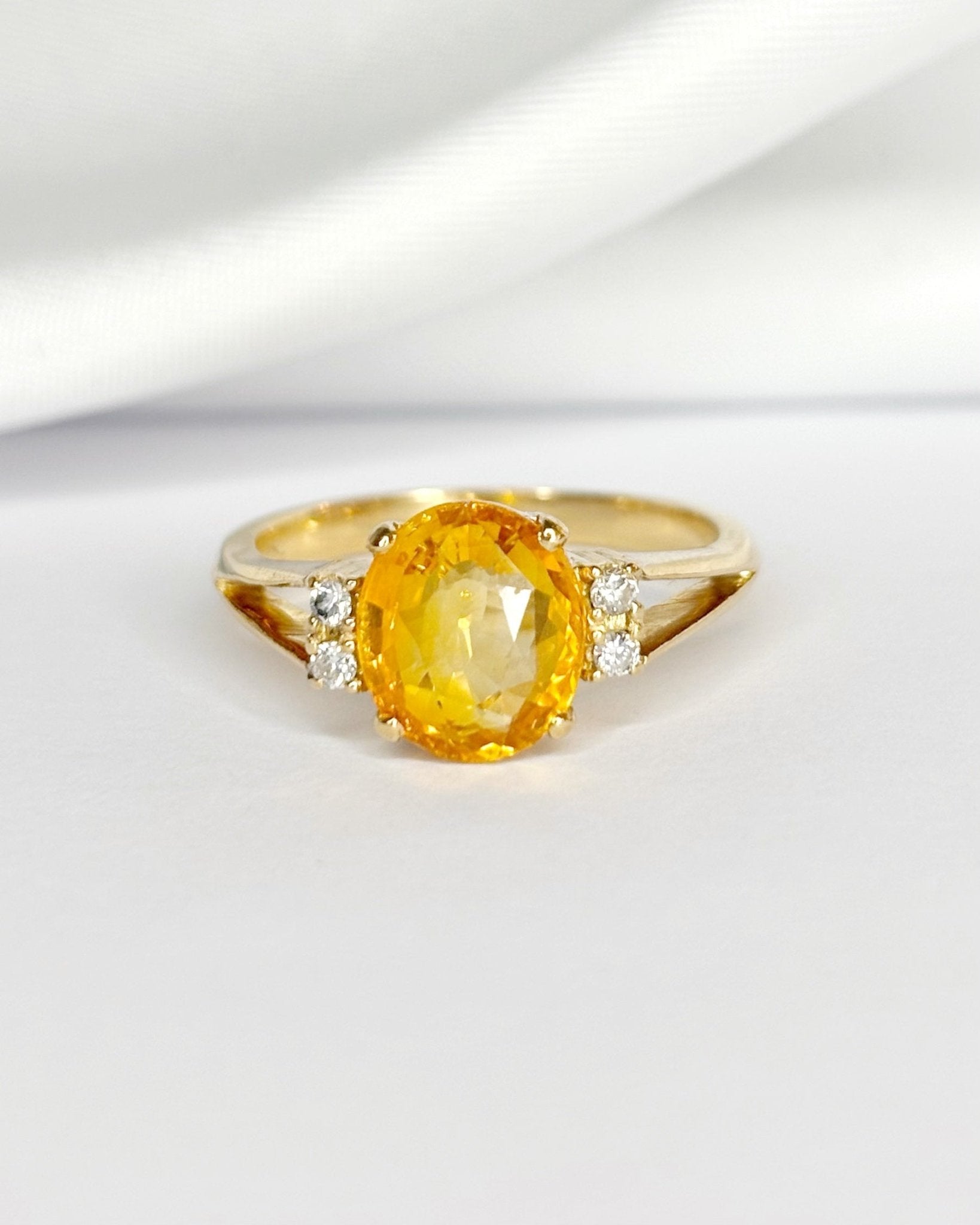 Bague Trilogie Saphir Jaune 3 carats & Diamants "Léda" - Elliade Paris