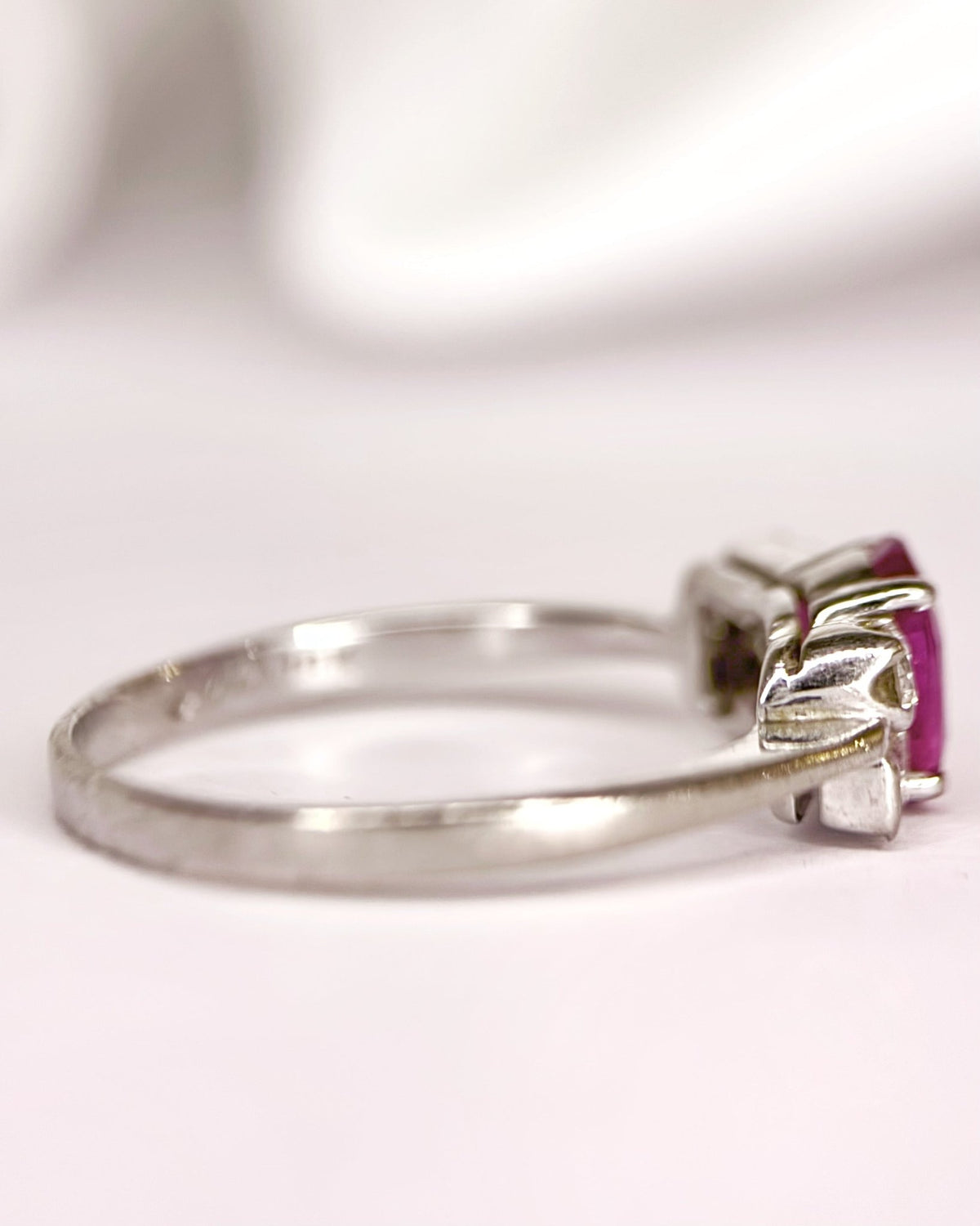 Bague Trilogie Saphir Rose 0.80 carat & Diamants "Esmé" - Elliade Paris
