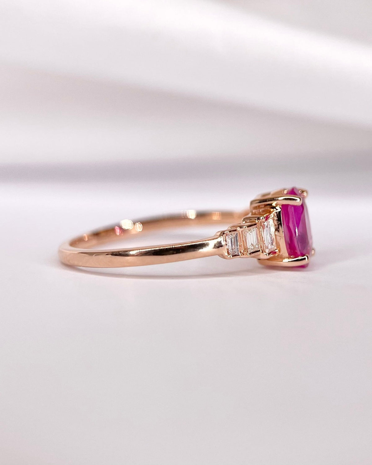 Bague Trilogie Saphir Rose Ceylan 0.85 carat & Diamants 0.23 carat "Laurie" - Elliade Paris