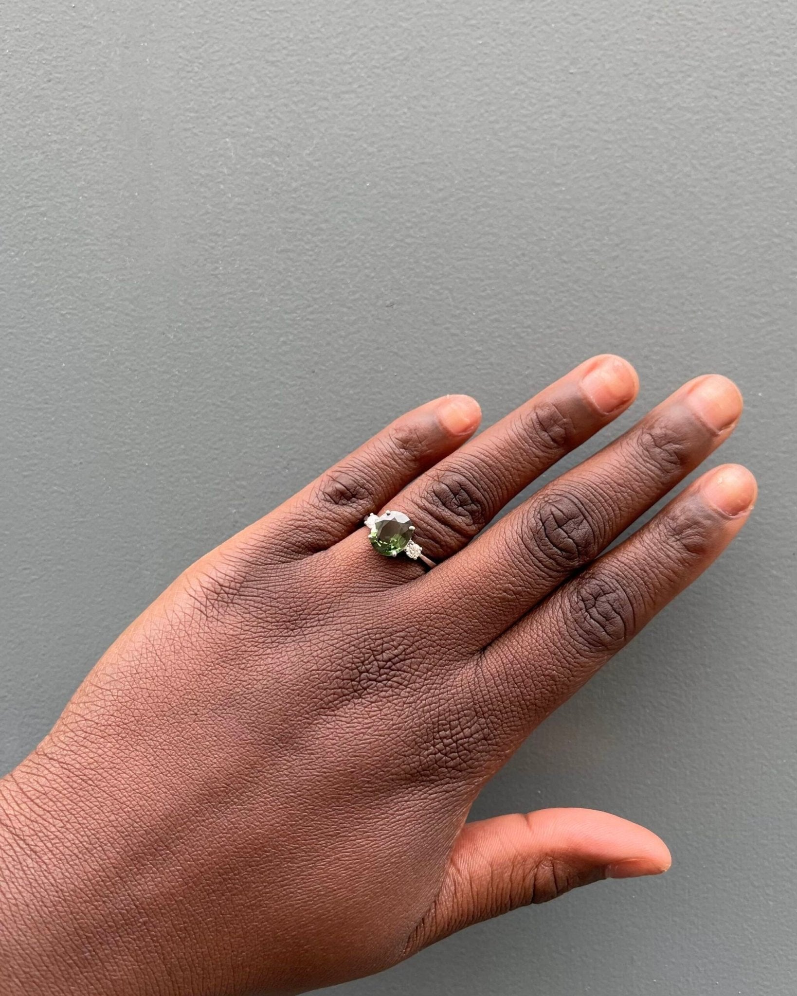 Bague Trilogie Saphir Vert 2.85 Carats & Diamants "Salomé" - Elliade Paris