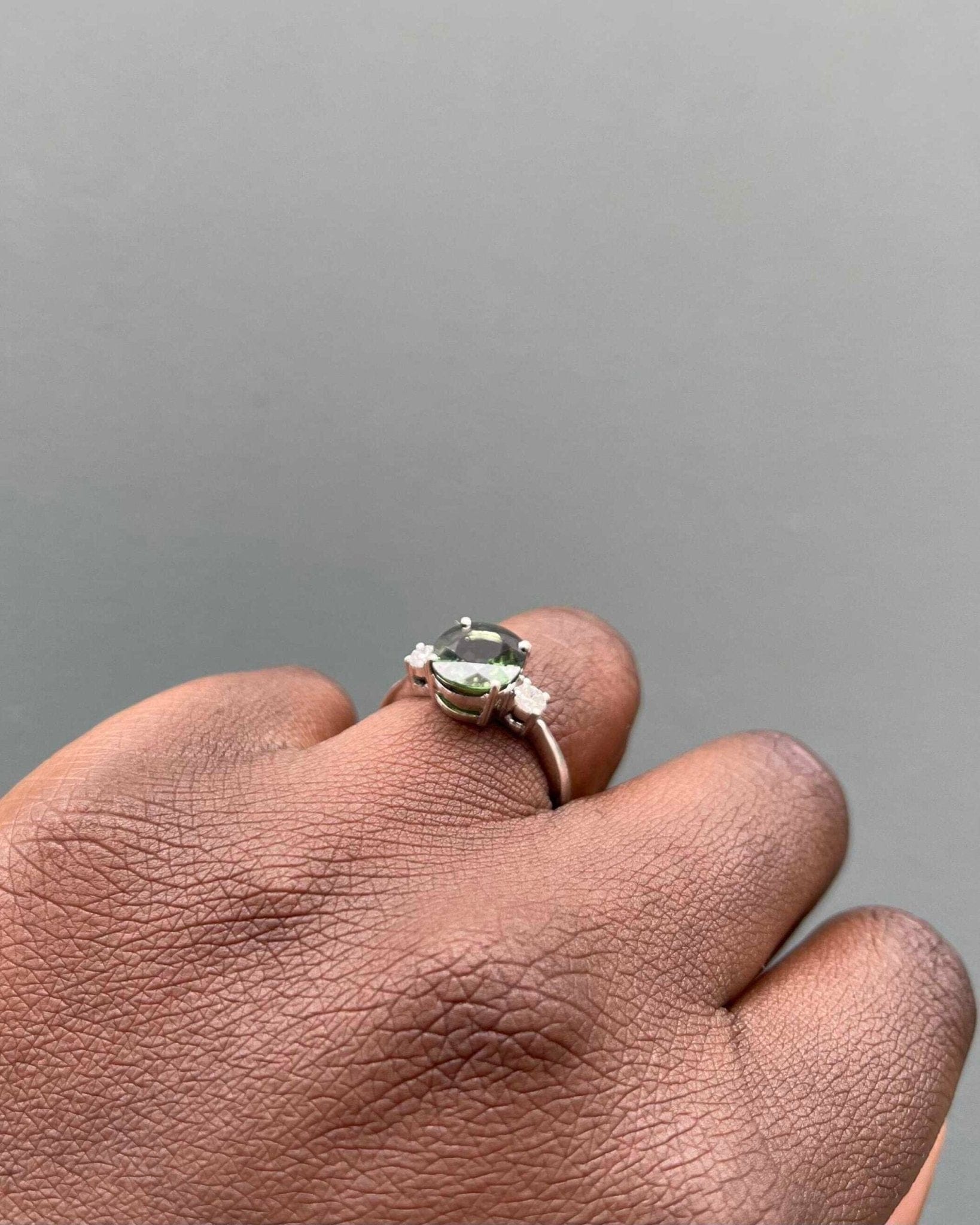 Bague Trilogie Saphir Vert 2.85 Carats & Diamants "Salomé" - Elliade Paris