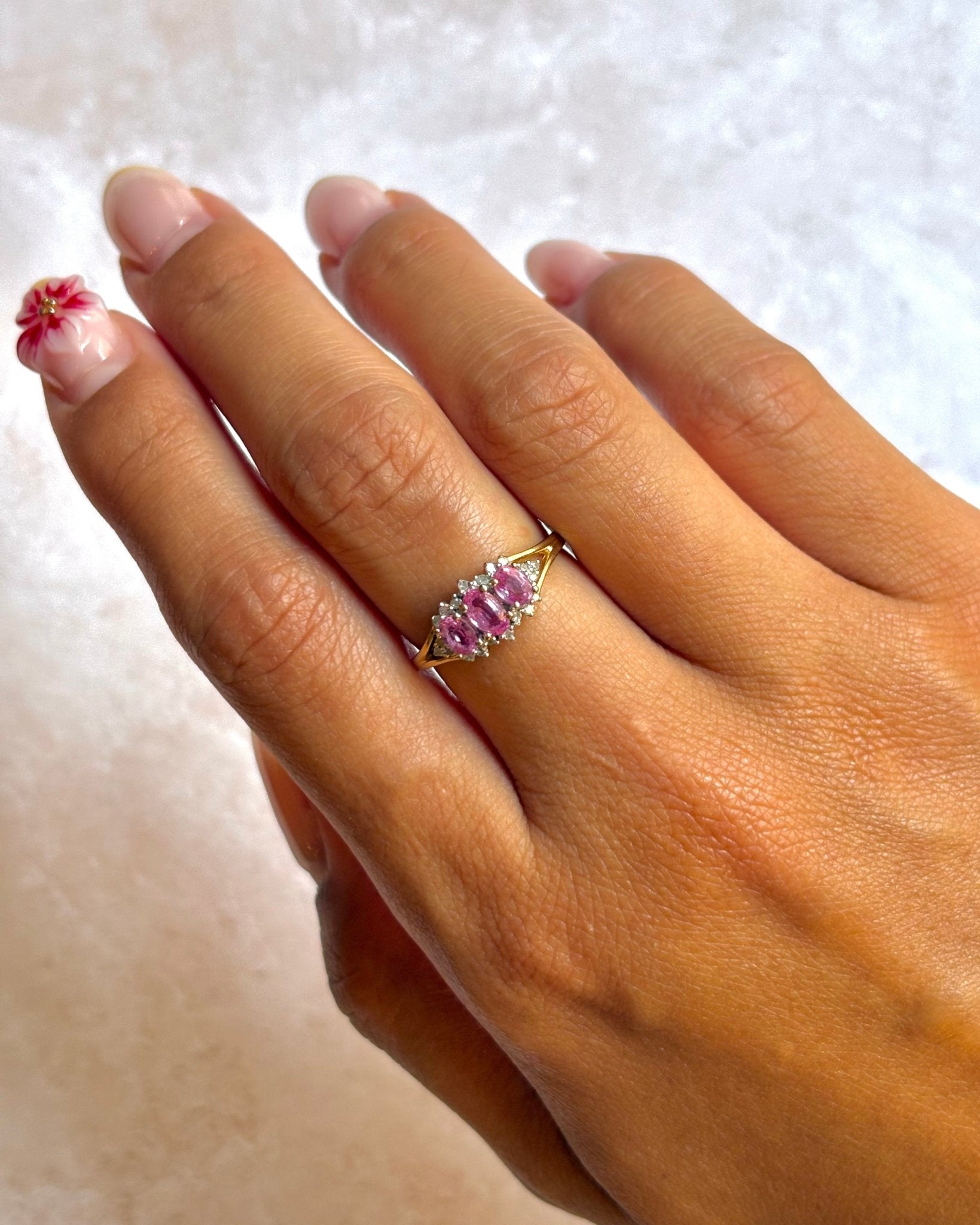Bague Trilogie Saphirs Roses 0.74 carat & Diamants "Meryl" - Elliade Paris