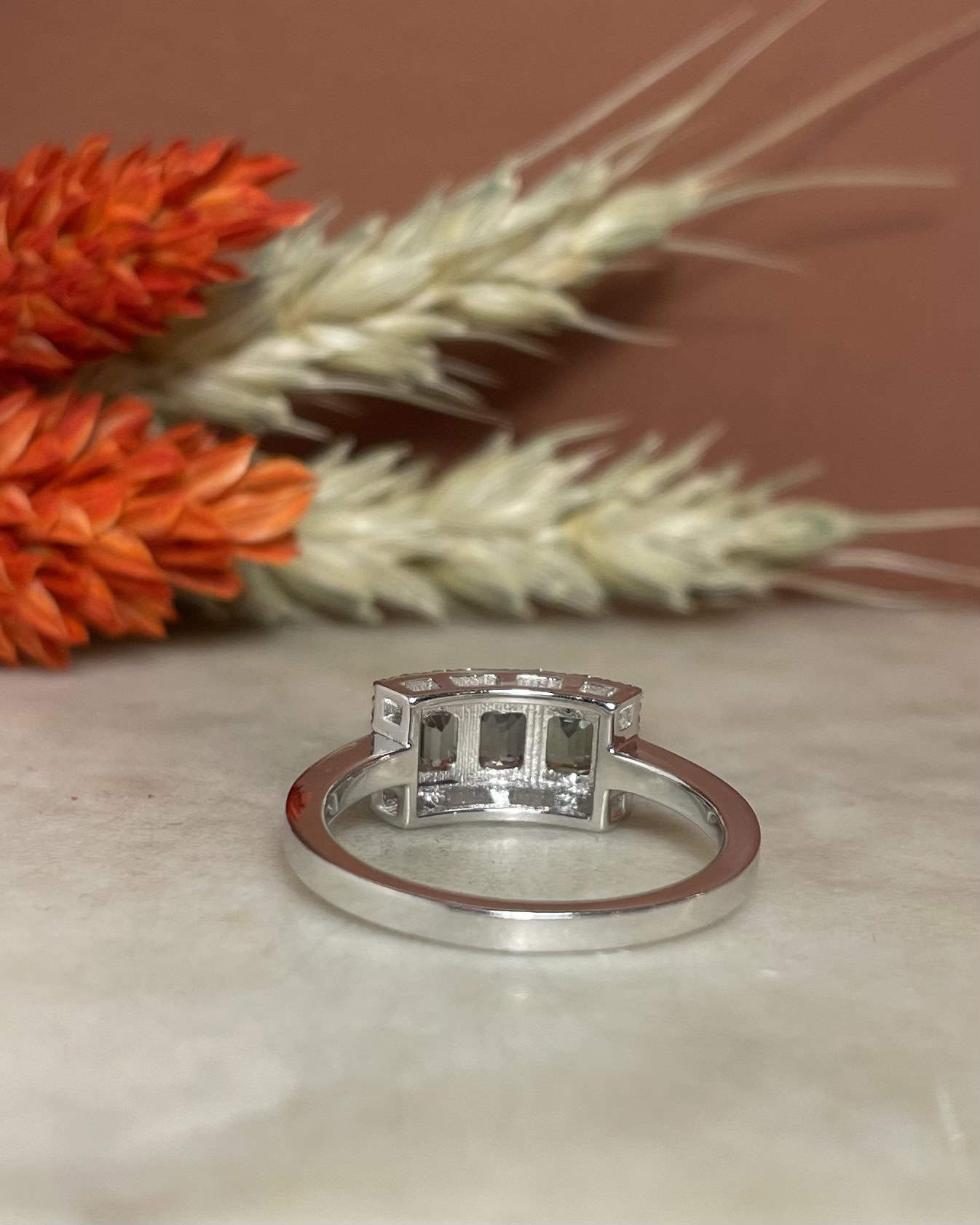 Bague Trilogie Saphirs Verts et Diamants "Manaya" - Elliade Paris