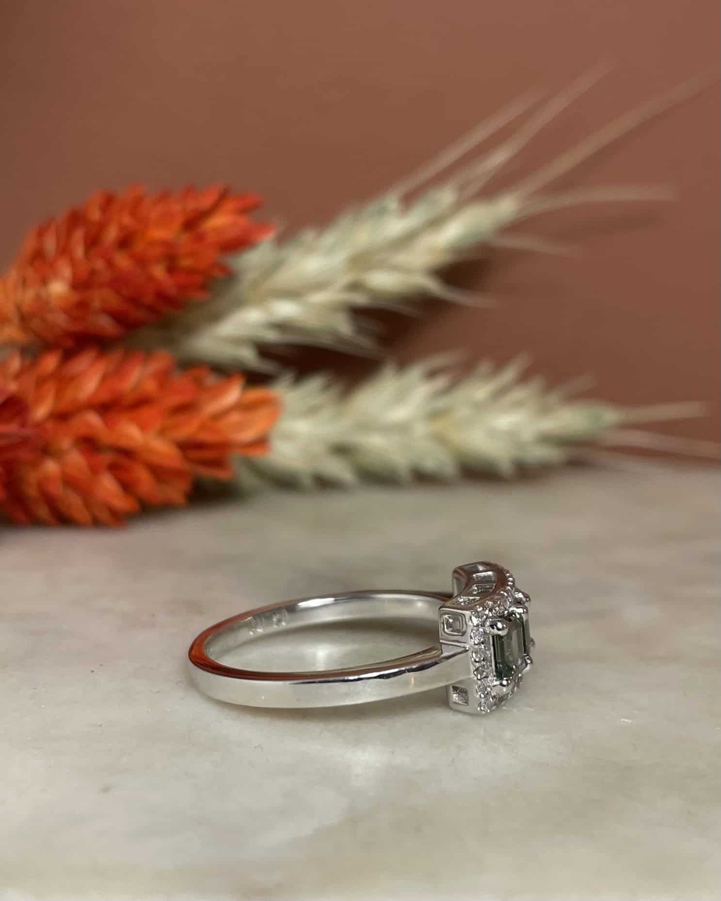 Bague Trilogie Saphirs Verts et Diamants "Manaya" - Elliade Paris