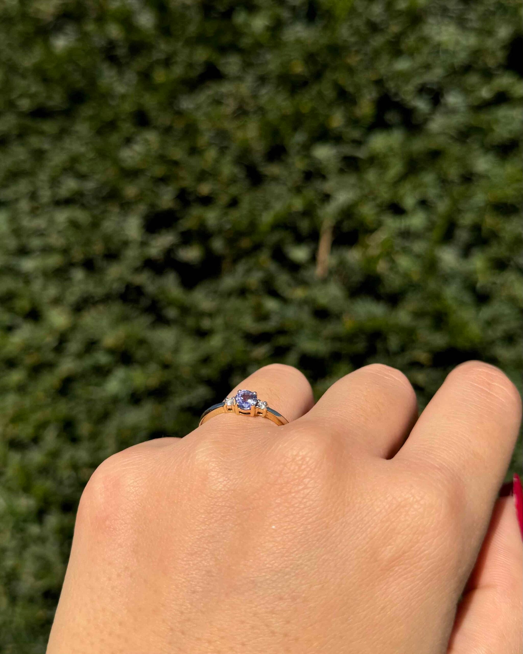 Anillo "Kaylee" de trilogía de tanzanita y diamantes de 0,45 quilates