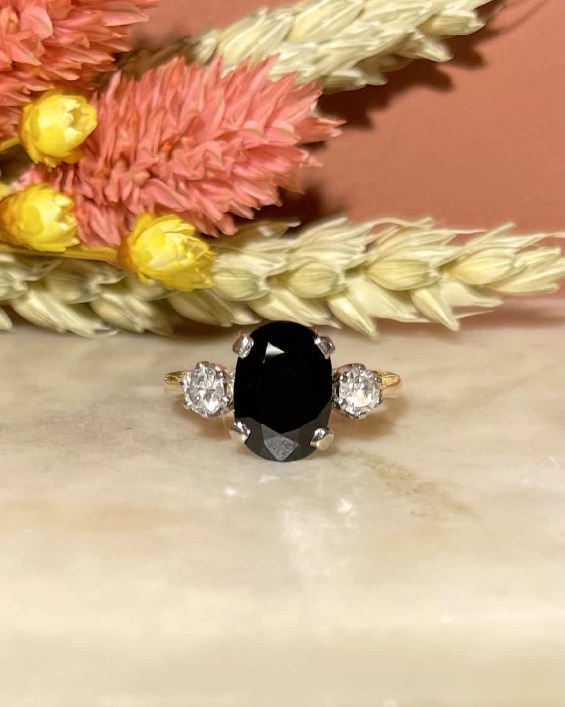 Anillo "Lindsay" de trilogía de zafiros y diamantes de 2,80 quilates