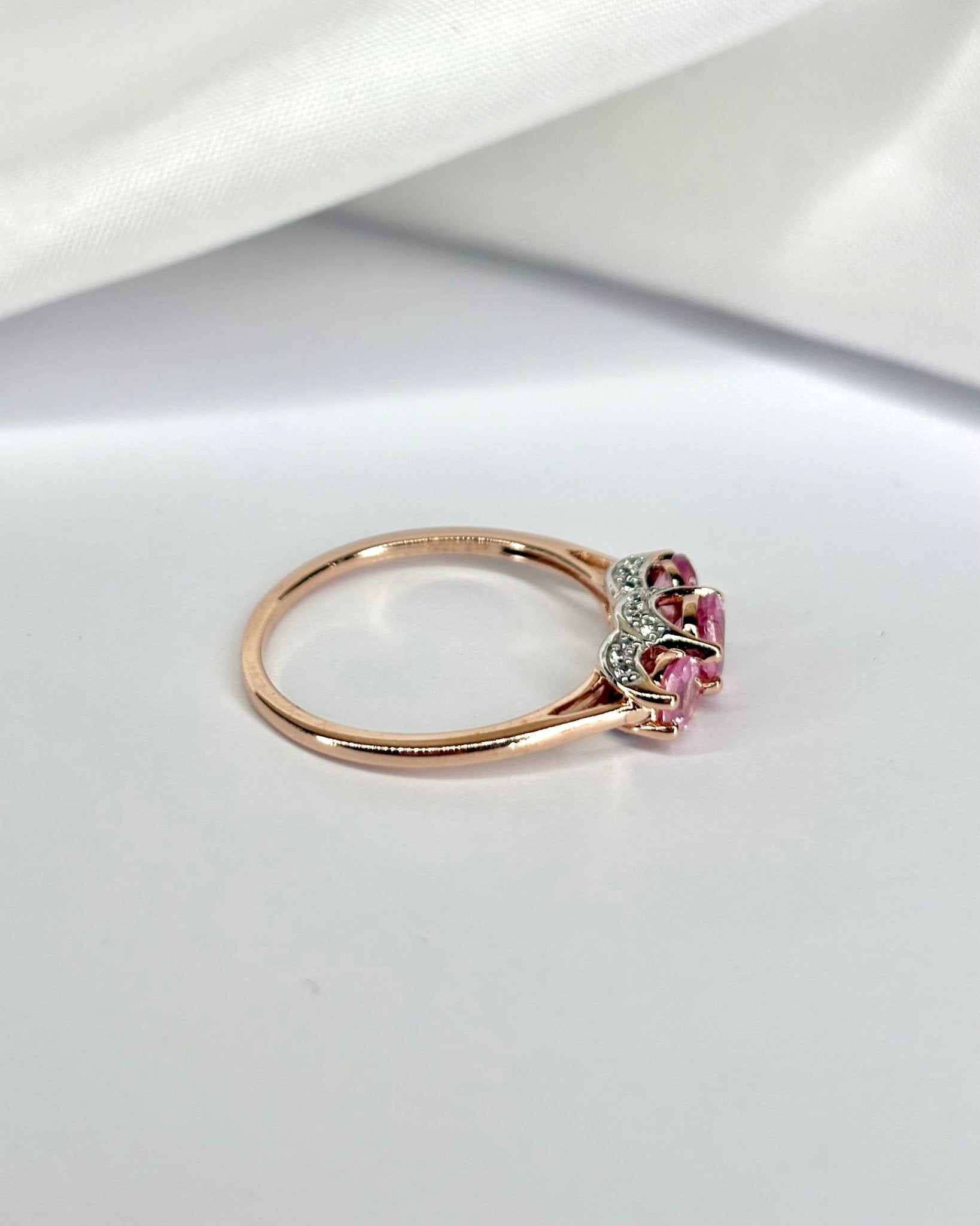 Bague Trilogie Spinelles Rose 0.65 carat & 20 Diamants "Salomé" - Elliade Paris