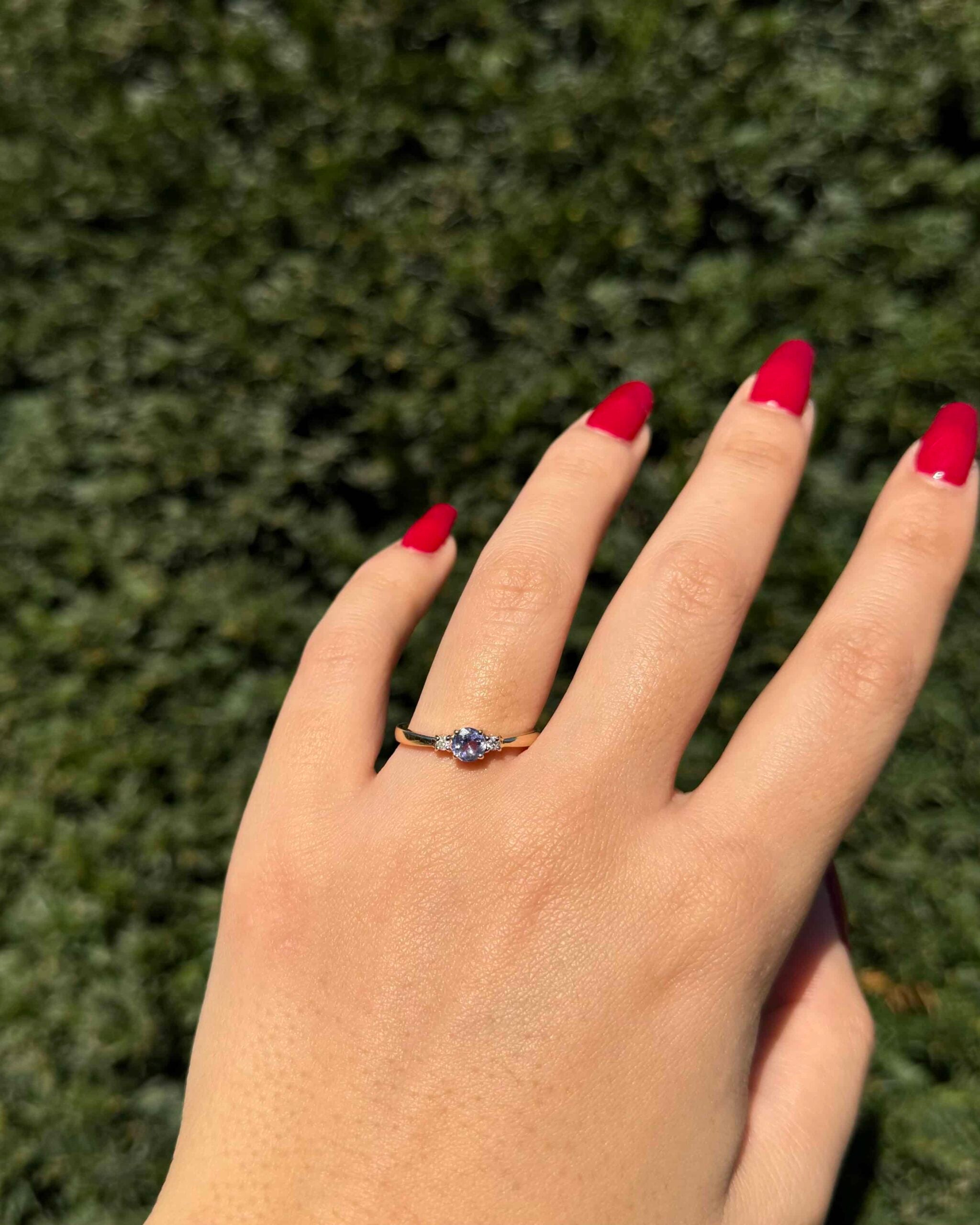 Anillo "Kaylee" de trilogía de tanzanita y diamantes de 0,45 quilates