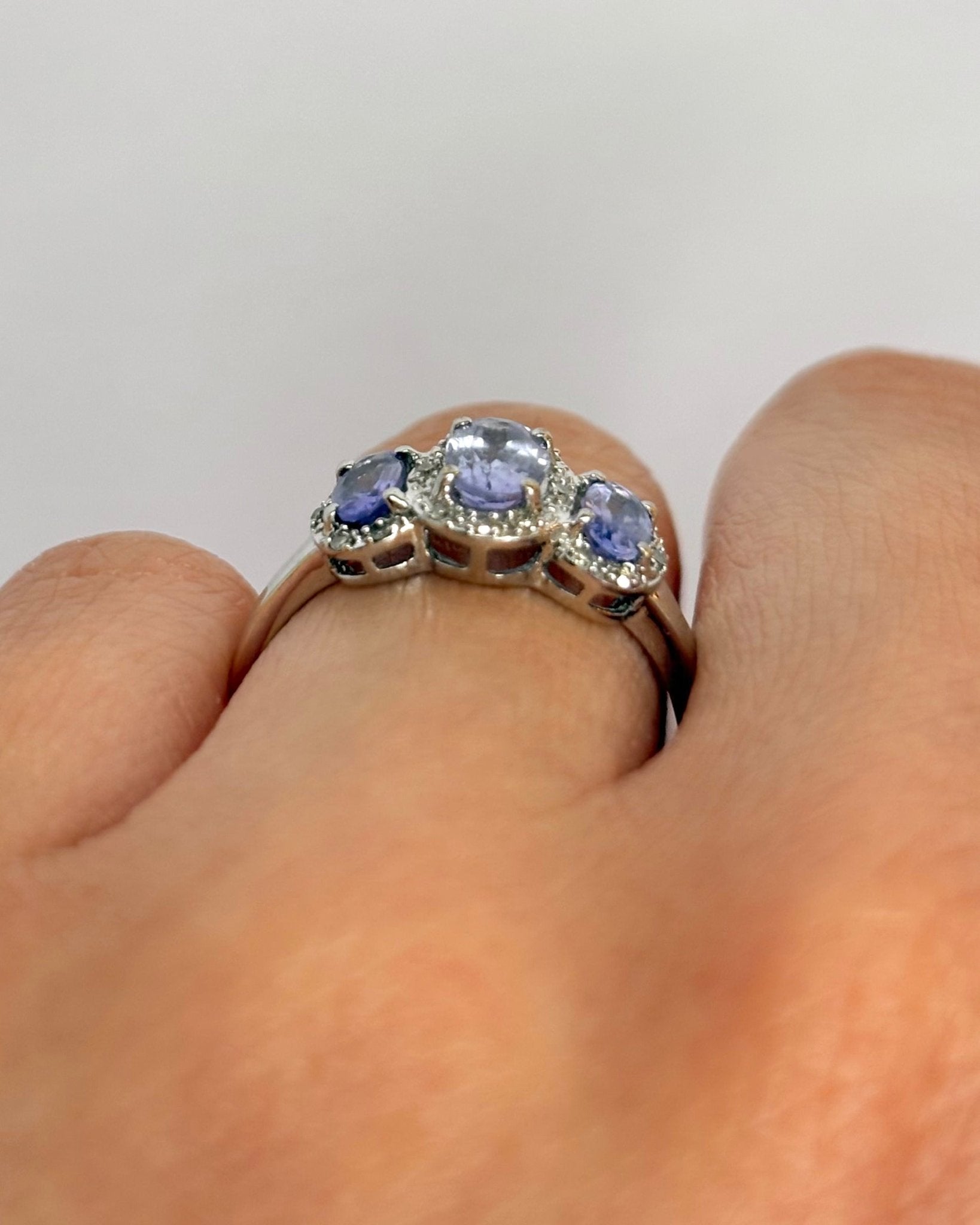 Bague Trilogie Tanzanites 0.80 carat & Diamants "Olinka" - Elliade Paris