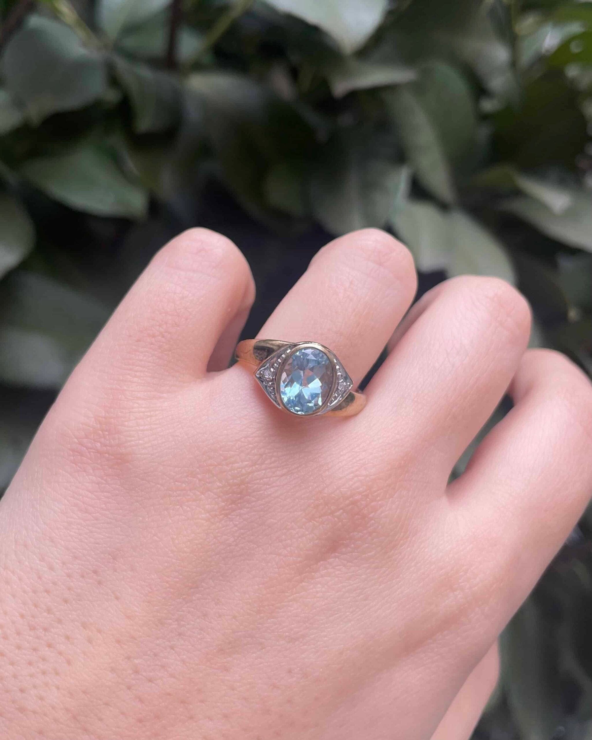 Anillo brazalete "Coline" con trilogía de topacio y diamantes de 2,66 quilates