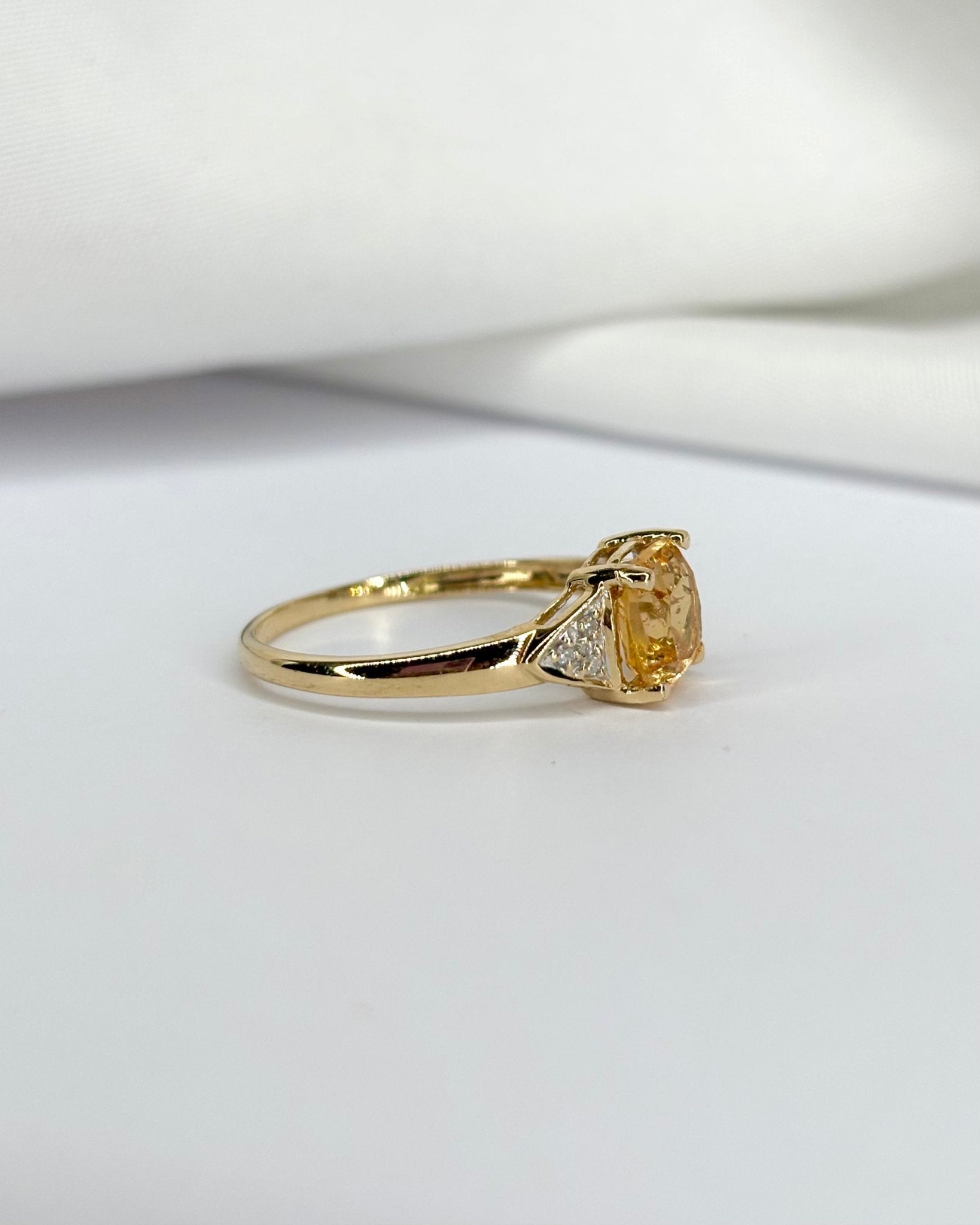 Bague Trilogie Topaze Jaune 1.65 carat & 6 Diamants "Flavie" - Elliade Paris
