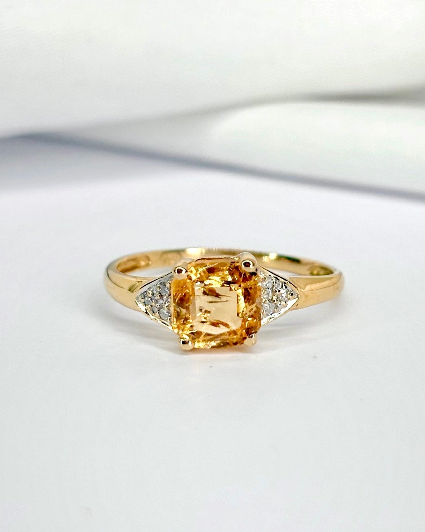 Bague Trilogie Topaze Jaune 1.65 carat & 6 Diamants "Flavie" - Elliade Paris
