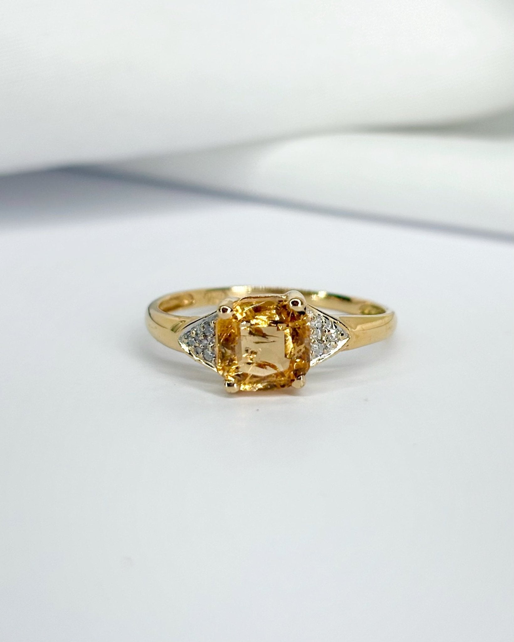 Bague Trilogie Topaze Jaune 1.65 carat & 6 Diamants "Flavie" - Elliade Paris