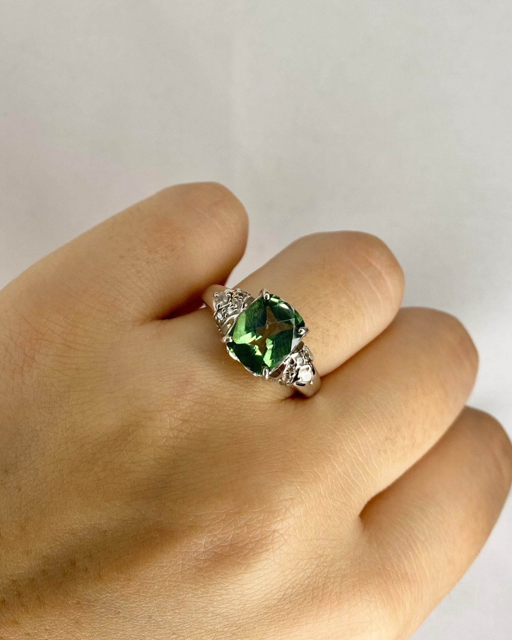 Bague Trilogie Topaze Verte 3.67 carats & 14 Topazes Blanches "Miranda" - Elliade Paris