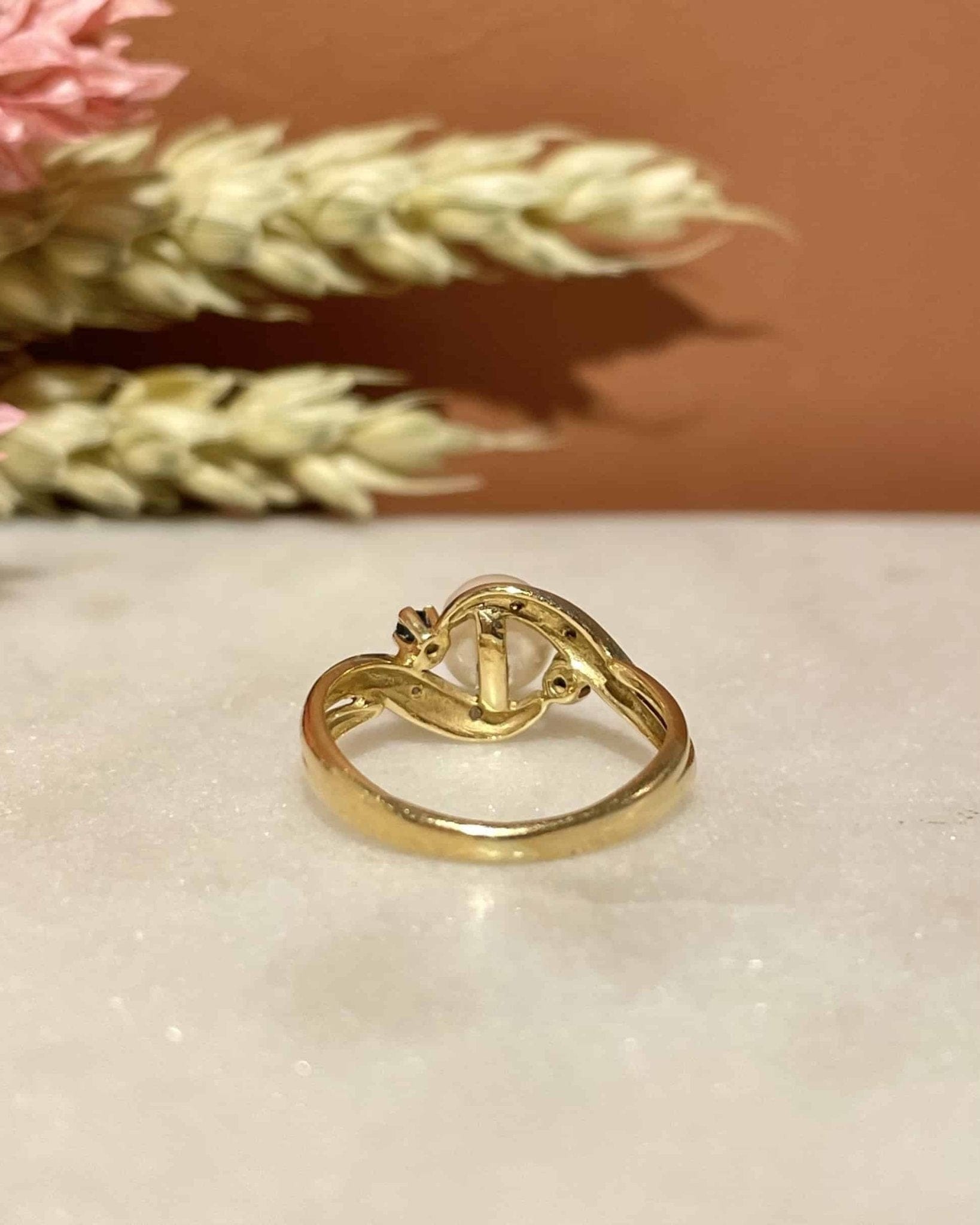 Bague Trilogie Tourbillon Perle, Saphirs & Diamants "Camille" - Elliade Paris