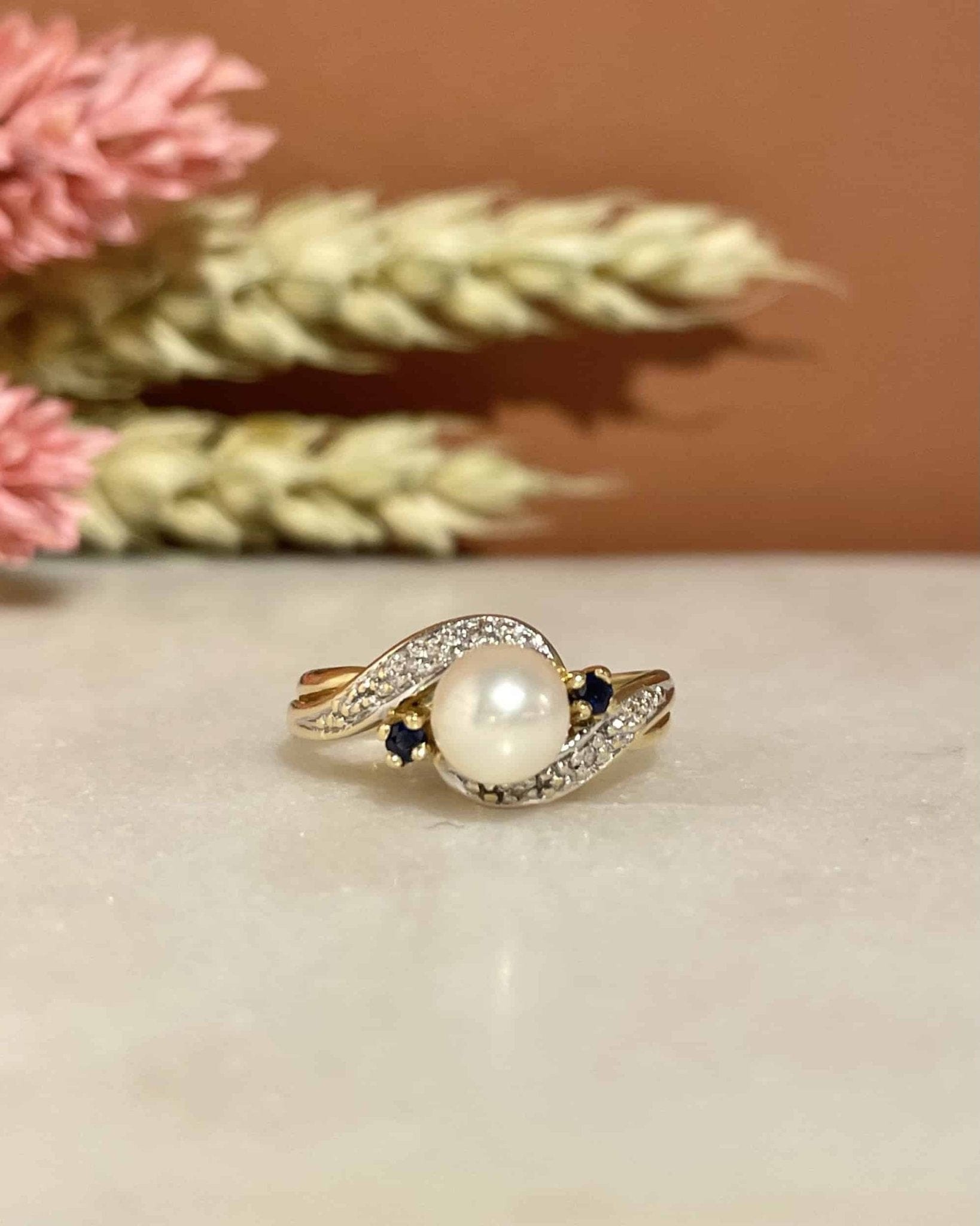 Bague Trilogie Tourbillon Perle, Saphirs & Diamants "Camille" - Elliade Paris