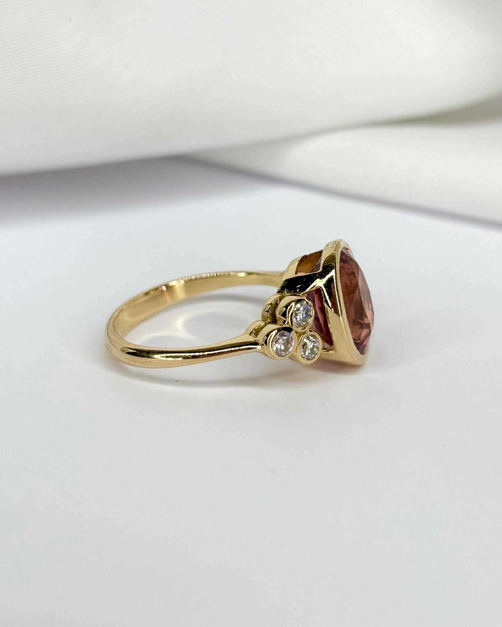 Bague Trilogie Tourmaline Rose 3.50 carats & 6 Diamants "Annabelle" - Elliade Paris