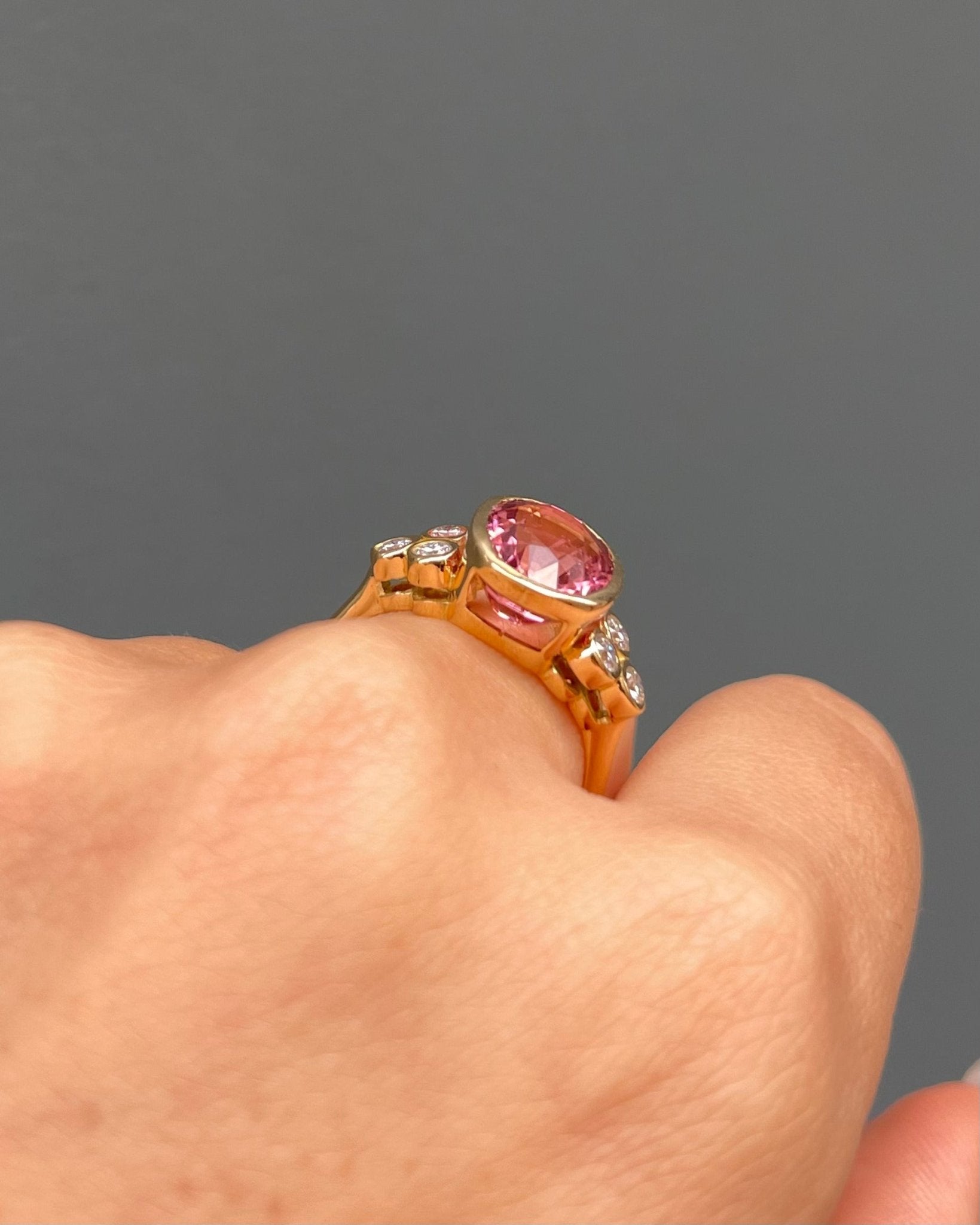 Bague Trilogie Tourmaline Rose 3.50 carats & 6 Diamants "Annabelle" - Elliade Paris
