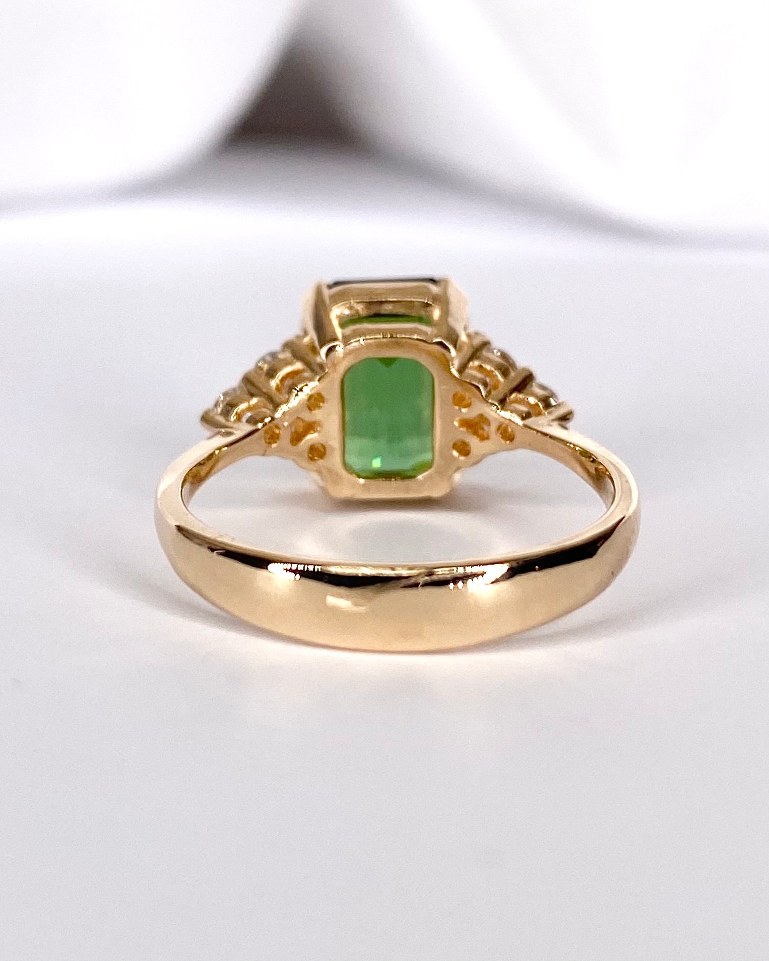 Bague Trilogie Tourmaline Verte 3.30 carats & Diamants 0.30 carat "Abby" - Elliade Paris
