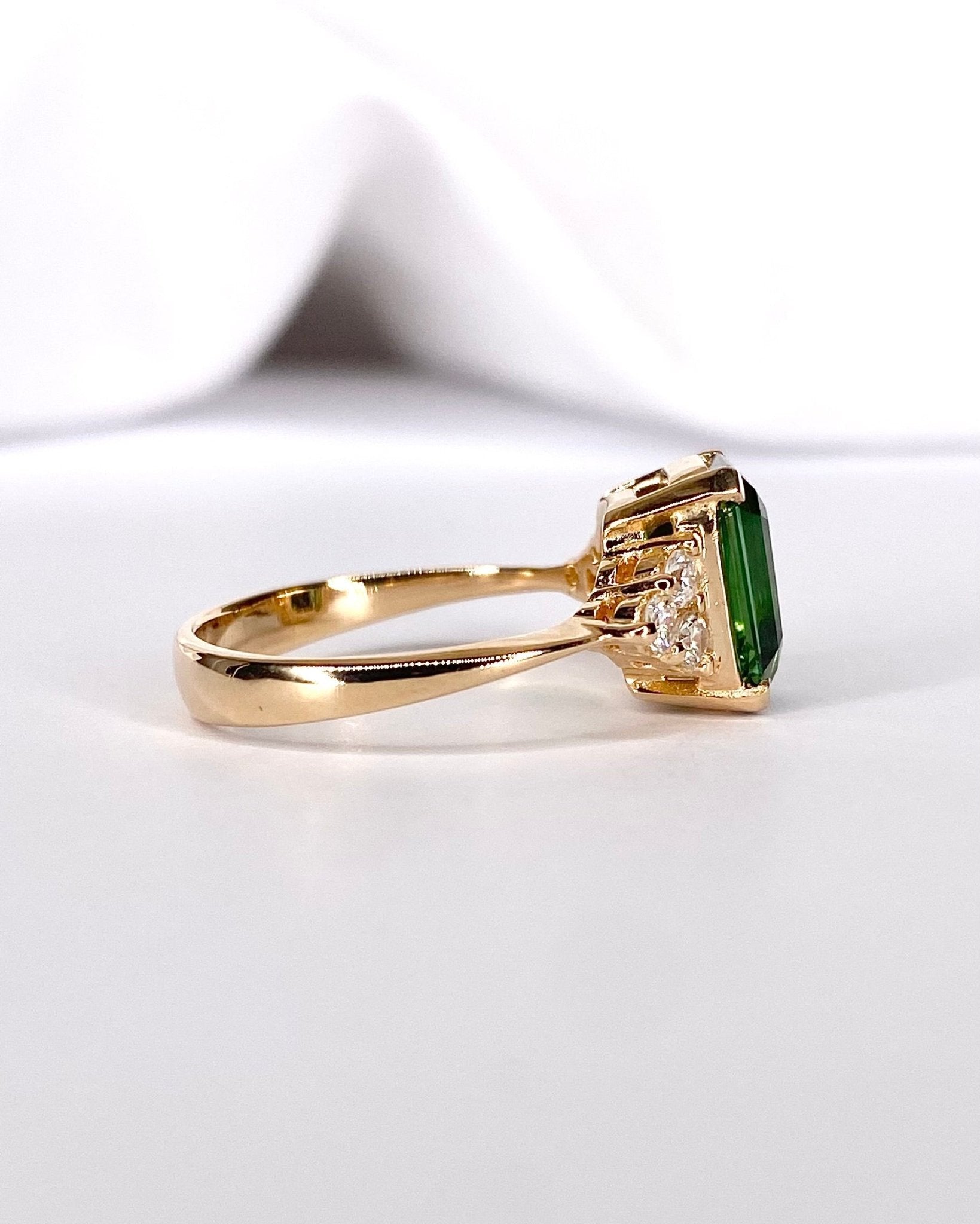 Bague Trilogie Tourmaline Verte 3.30 carats & Diamants 0.30 carat "Abby" - Elliade Paris