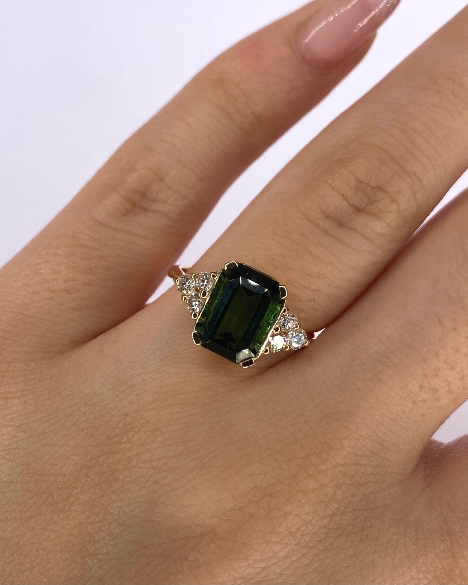 Bague Trilogie Tourmaline Verte 3.30 carats & Diamants 0.30 carat "Abby" - Elliade Paris