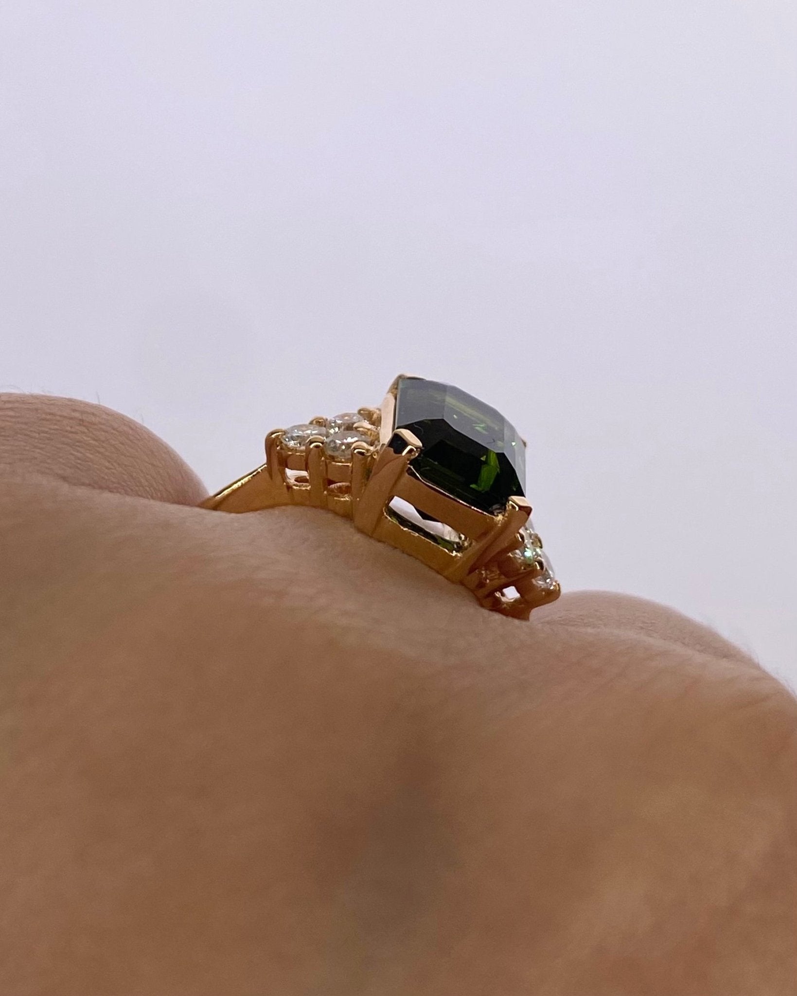 Bague Trilogie Tourmaline Verte 3.30 carats & Diamants 0.30 carat "Abby" - Elliade Paris