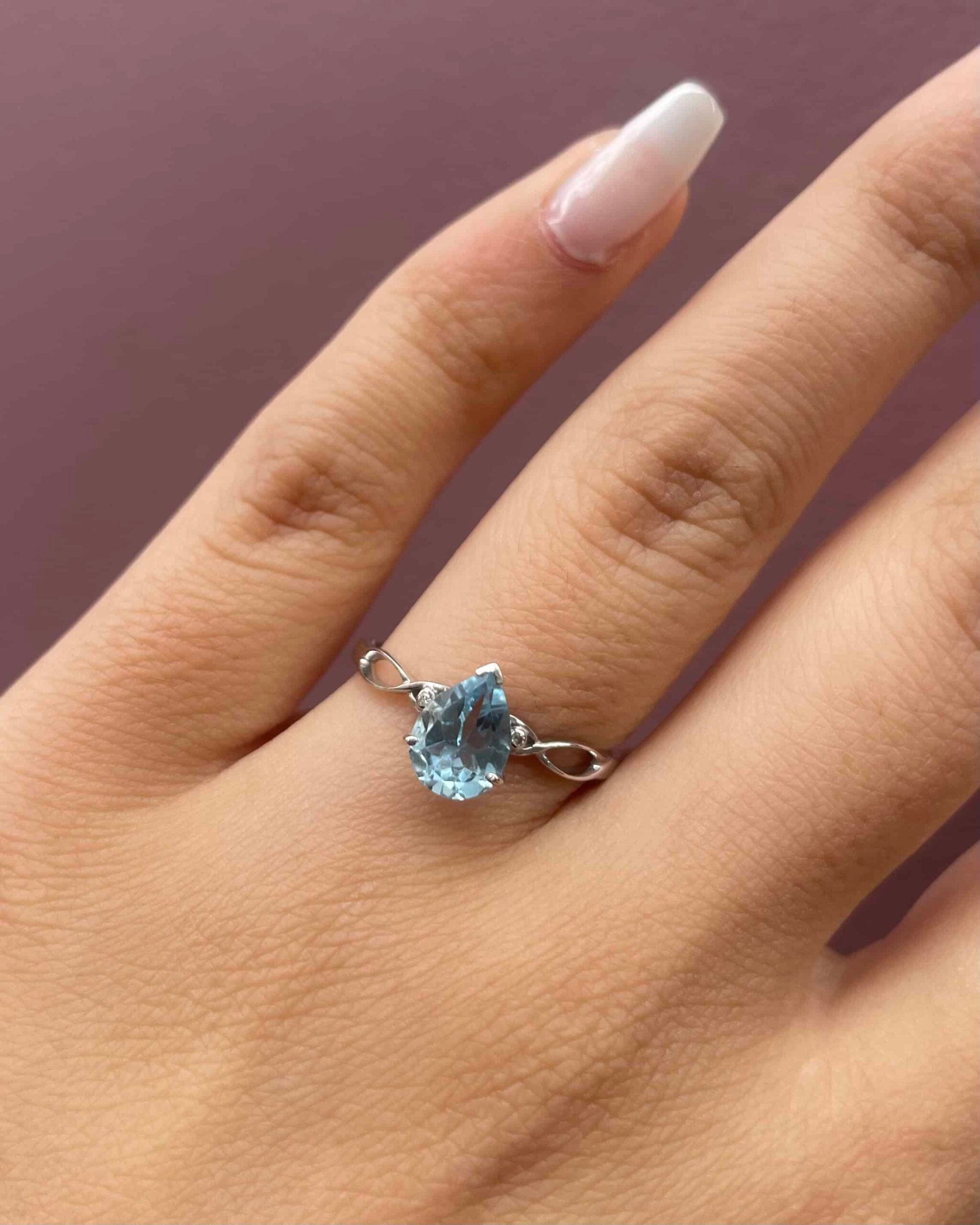 Anillo "Tina" de trilogía de topacio y diamantes de 1,20 quilates