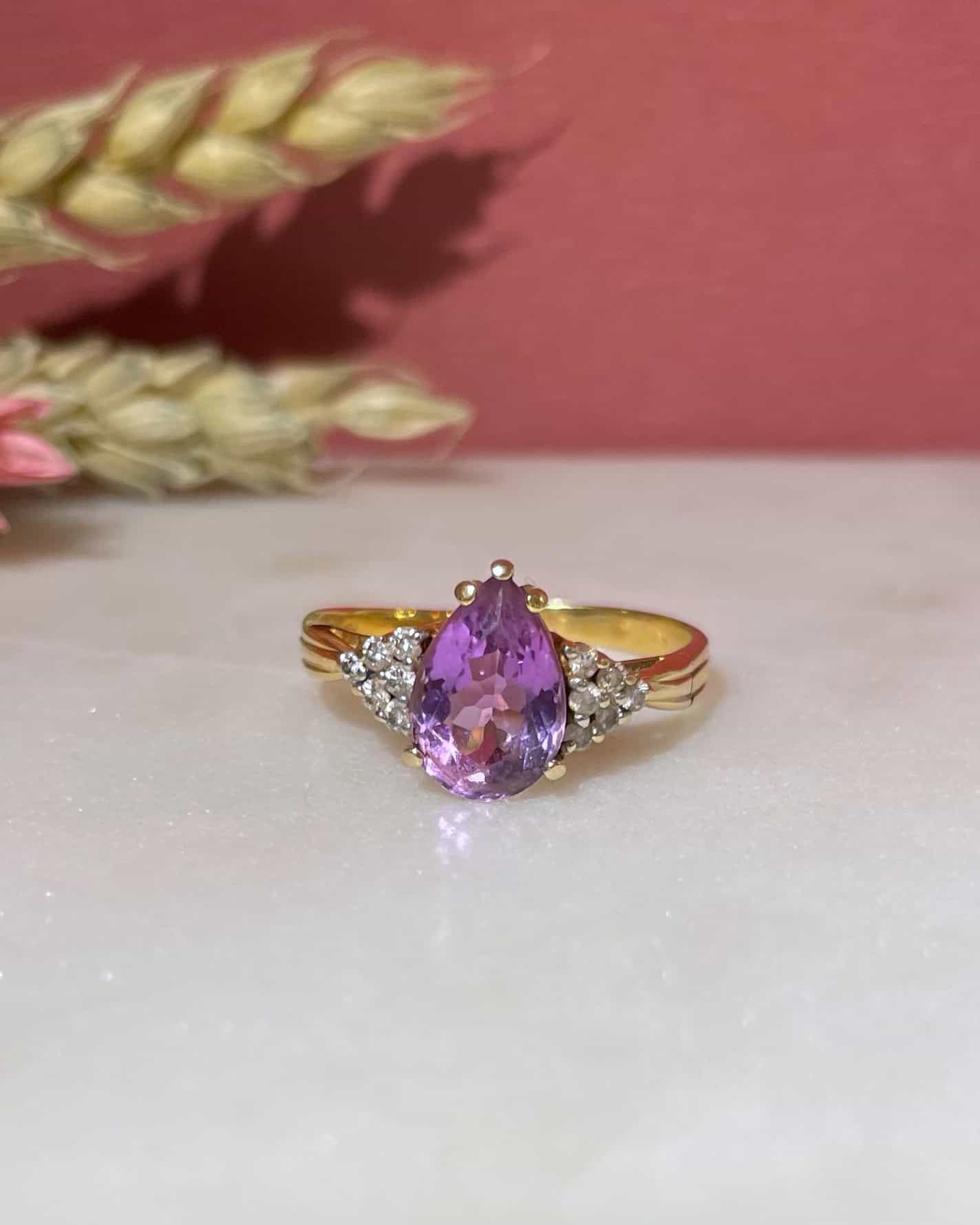 Anillo de trilogía de amatista y diamantes "Elyssa"
