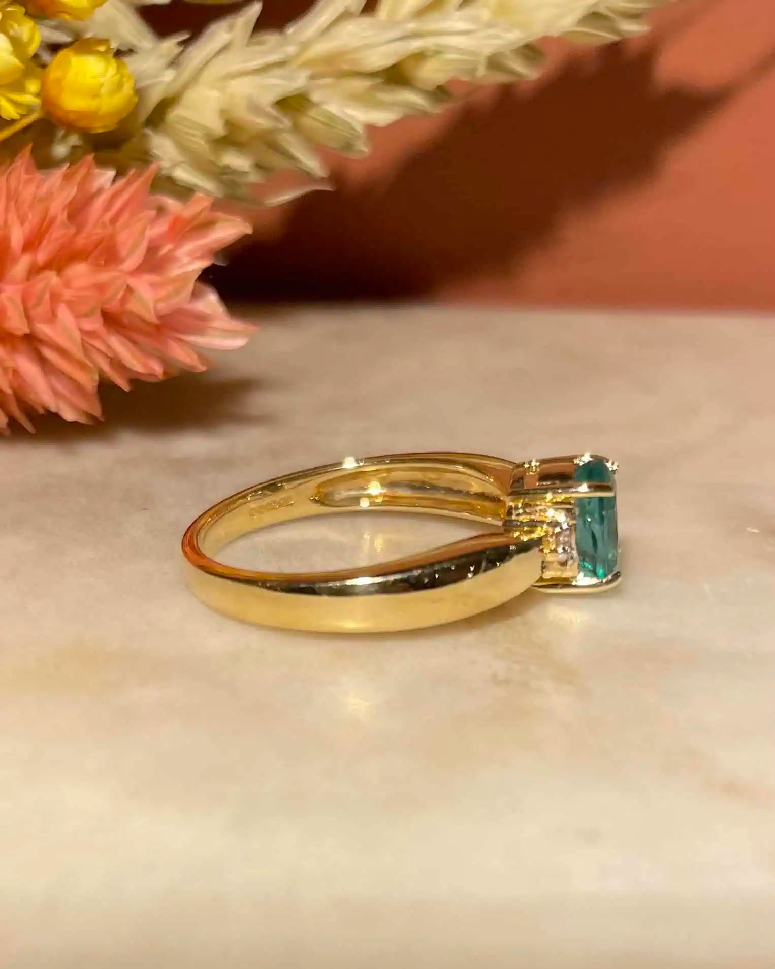 Anillo "Adele" de trilogía de esmeraldas y diamantes de 0,75 quilates