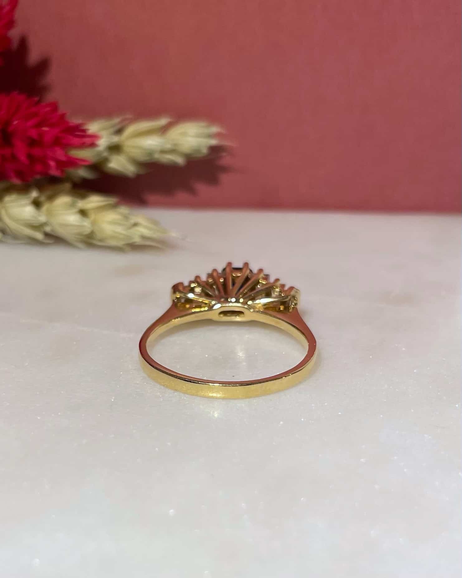 Anillo de río "Louisia" con zafiro y diamantes de 0,42 quilates