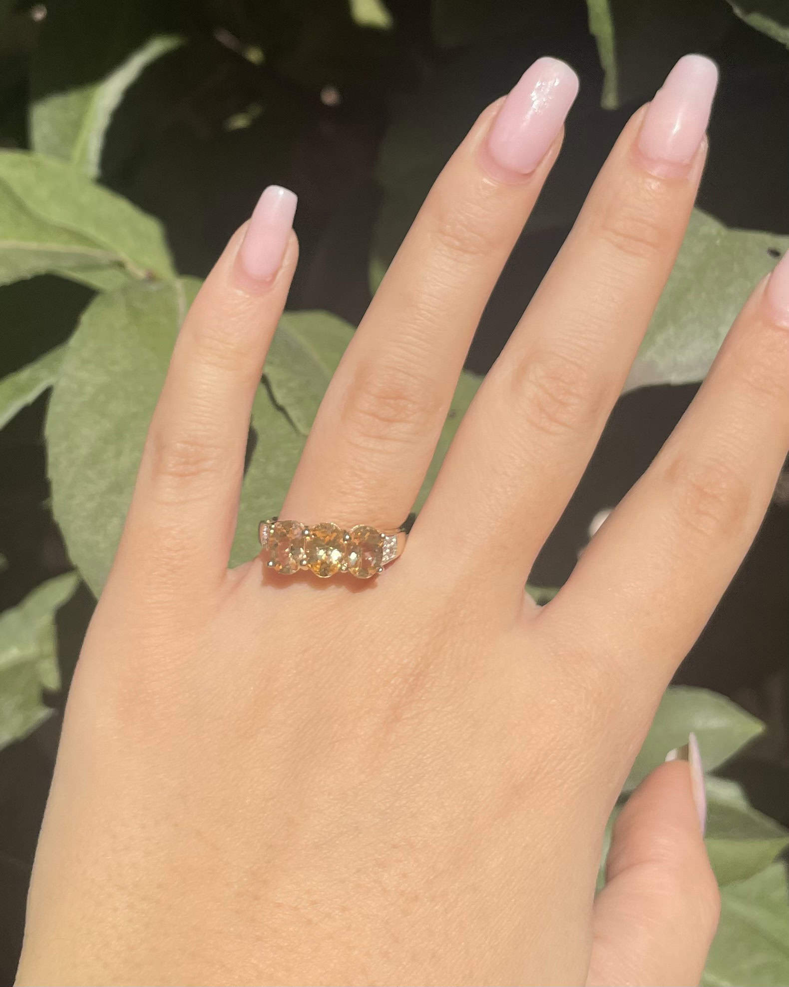 Anillo "Jocelynne" con trilogía de topacio amarillo y diamantes de 3 quilates