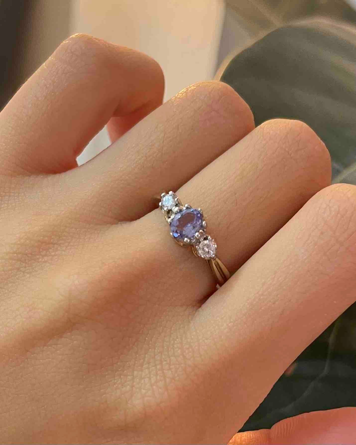 Anillo de trilogía de tanzanita y diamantes "Rina"