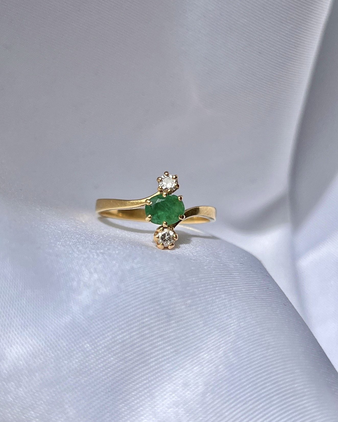 Anillo "Nélia" de trilogía de esmeraldas y diamantes