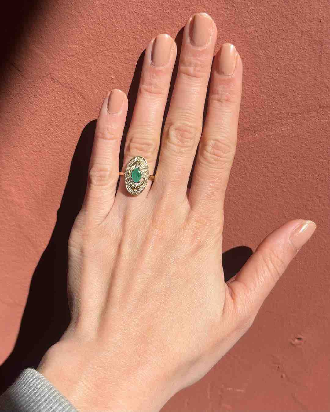 Anillo Art Déco "Victoire" de esmeralda y 40 diamantes